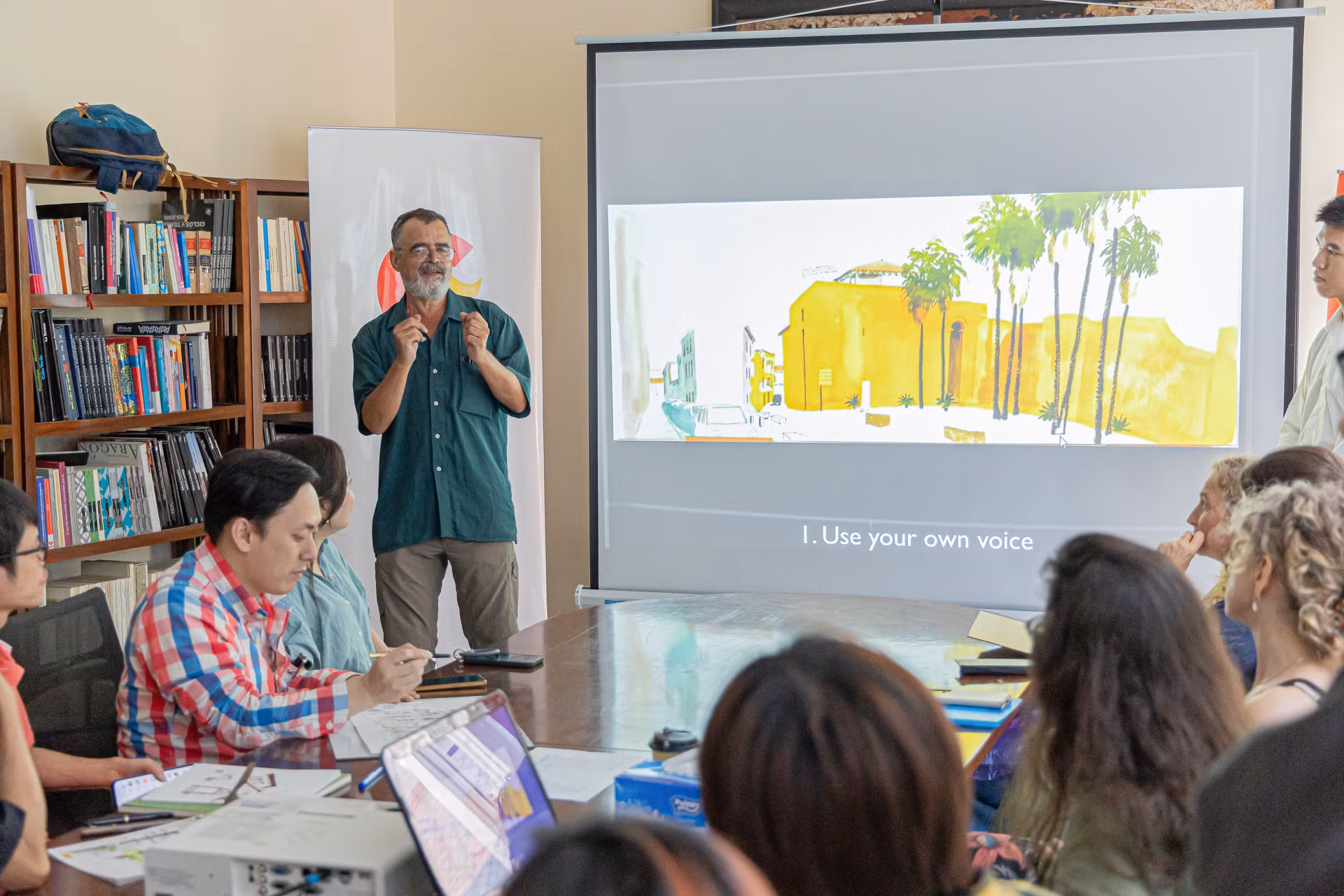 Trong buổi nói chuyện, Enrique Flores đã có những chia sẻ chân thành với các bạn sinh viên ngành Thiết kế mỹ thuật số trường FPT và một số sinh viên người Tây Ban Nha đang có mặt tại Hà Nội về kinh nghiệm, động lực và nguồn cảm hứng để lưu giữ lại nét đẹp về cuộc sống và con người ở nhiều nơi trên thế giới mà ông tới thăm, trong đó có Việt Nam.