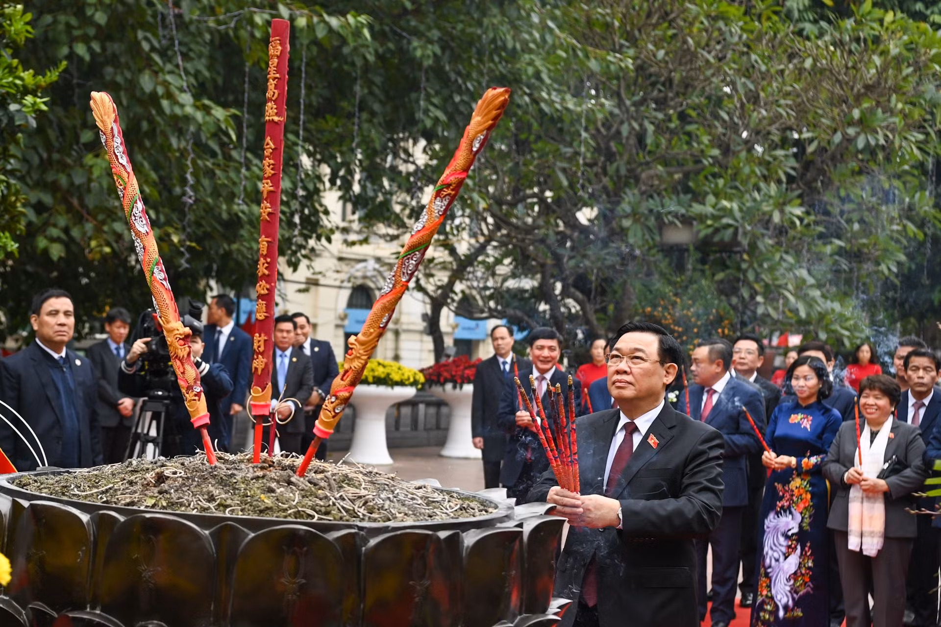 Chủ tịch Quốc hội Vương Đình Huệ dâng hương tưởng nhớ Vua Lý Thái Tổ.