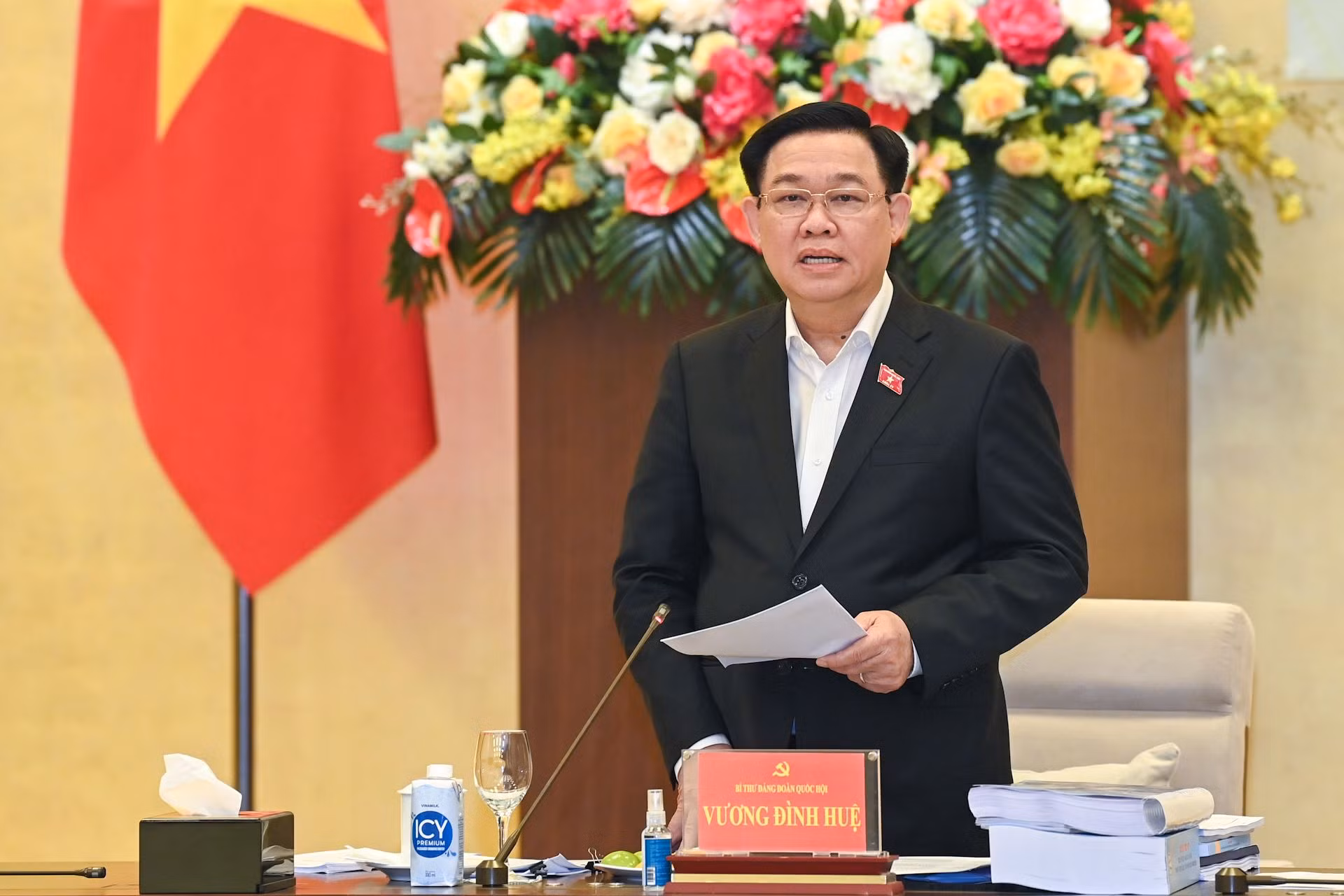 Chủ tịch Quốc hội Vương Đình Huệ phát biểu định hướng, gợi mở các nội dung thảo luận tại cuộc làm việc.