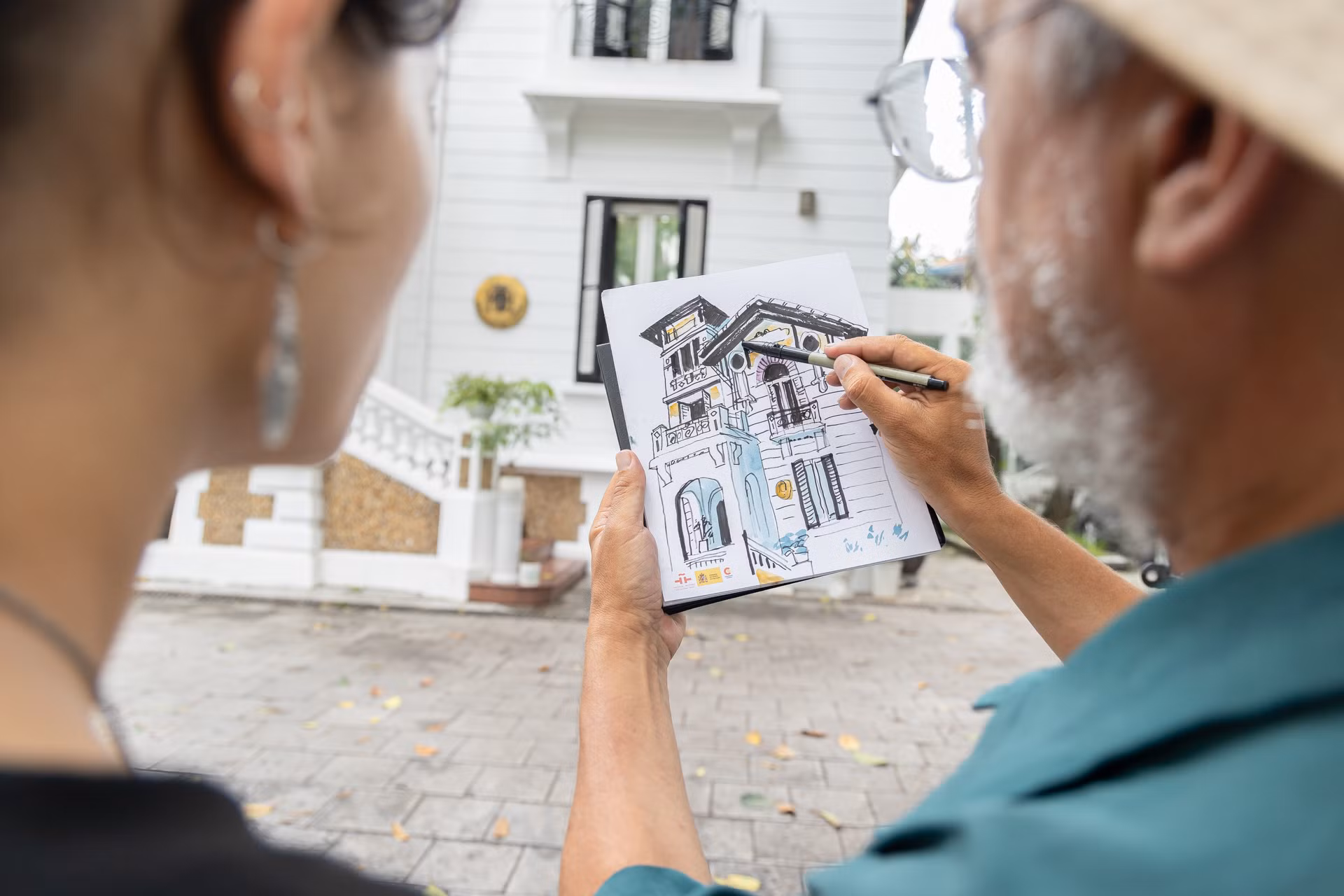 Trong buổi gặp gỡ này, các bạn sinh viên Việt Nam và nước ngoài đã có dịp tìm hiểu về các kỹ thuật vẽ chuyên nghiệp và rất nhiều câu chuyện hấp dẫn trên hành trình khám phá và vẽ của Enrique Flores ở nhiều nơi trên thế giới, kể cả những điểm du lịch tại Việt Nam mà ông vừa ghé thăm.