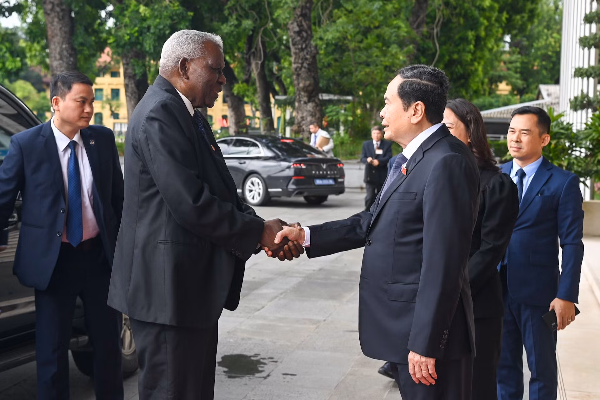 Chủ tịch Quốc hội Trần Thanh Mẫn đón Chủ tịch Quốc hội Cuba Esteban Lazo Hernández.