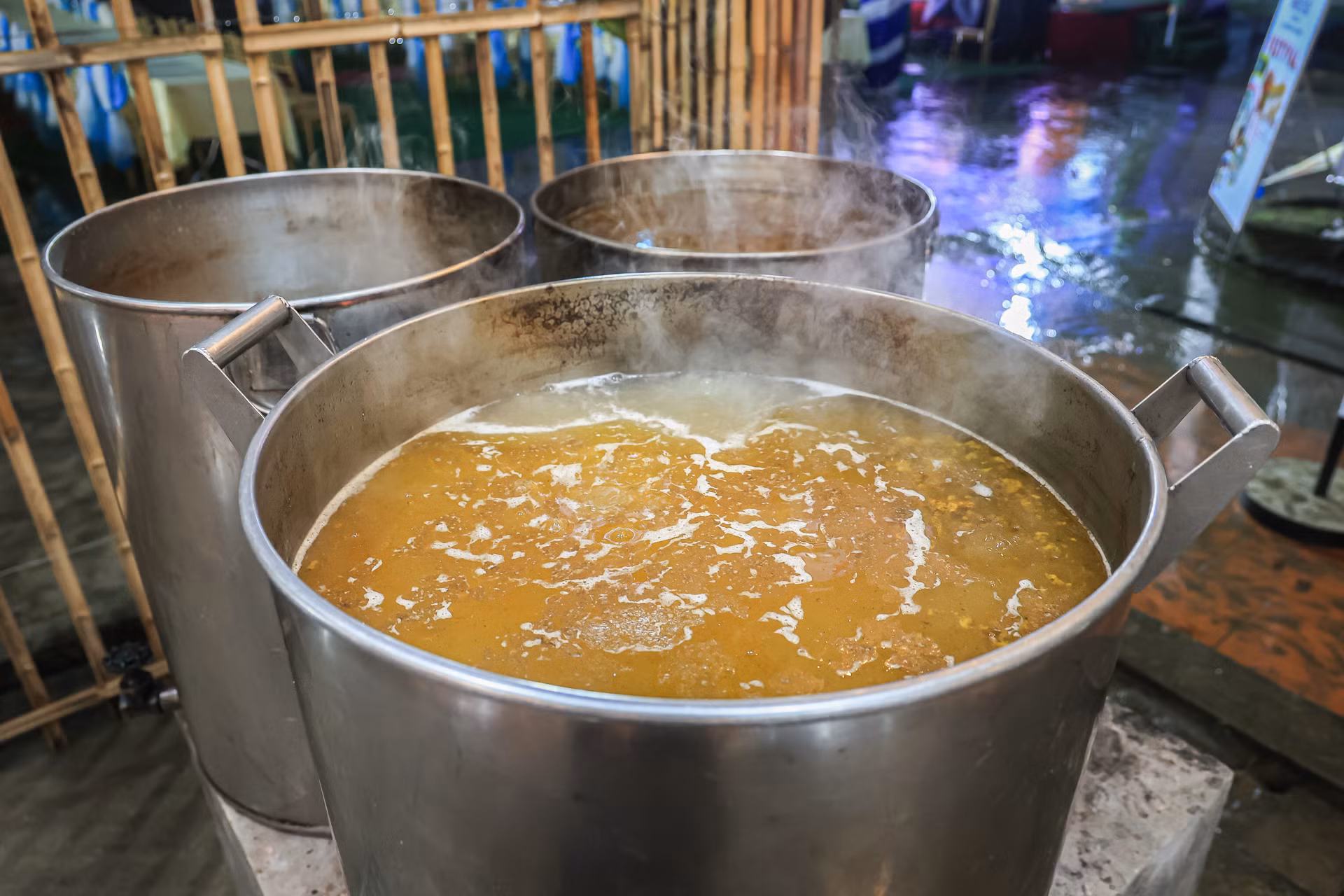 Để chuẩn bị khoảng hơn 2.000 bát phở cho khách tham quan, các đầu bếp trong làng đã chế biến các nguyên liệu và nồi nước dùng từ sáng sớm. Để chuẩn bị khoảng hơn 2.000 bát phở cho khách tham quan, các đầu bếp trong làng đã chế biến các nguyên liệu và nồi nước dùng từ sáng sớm.