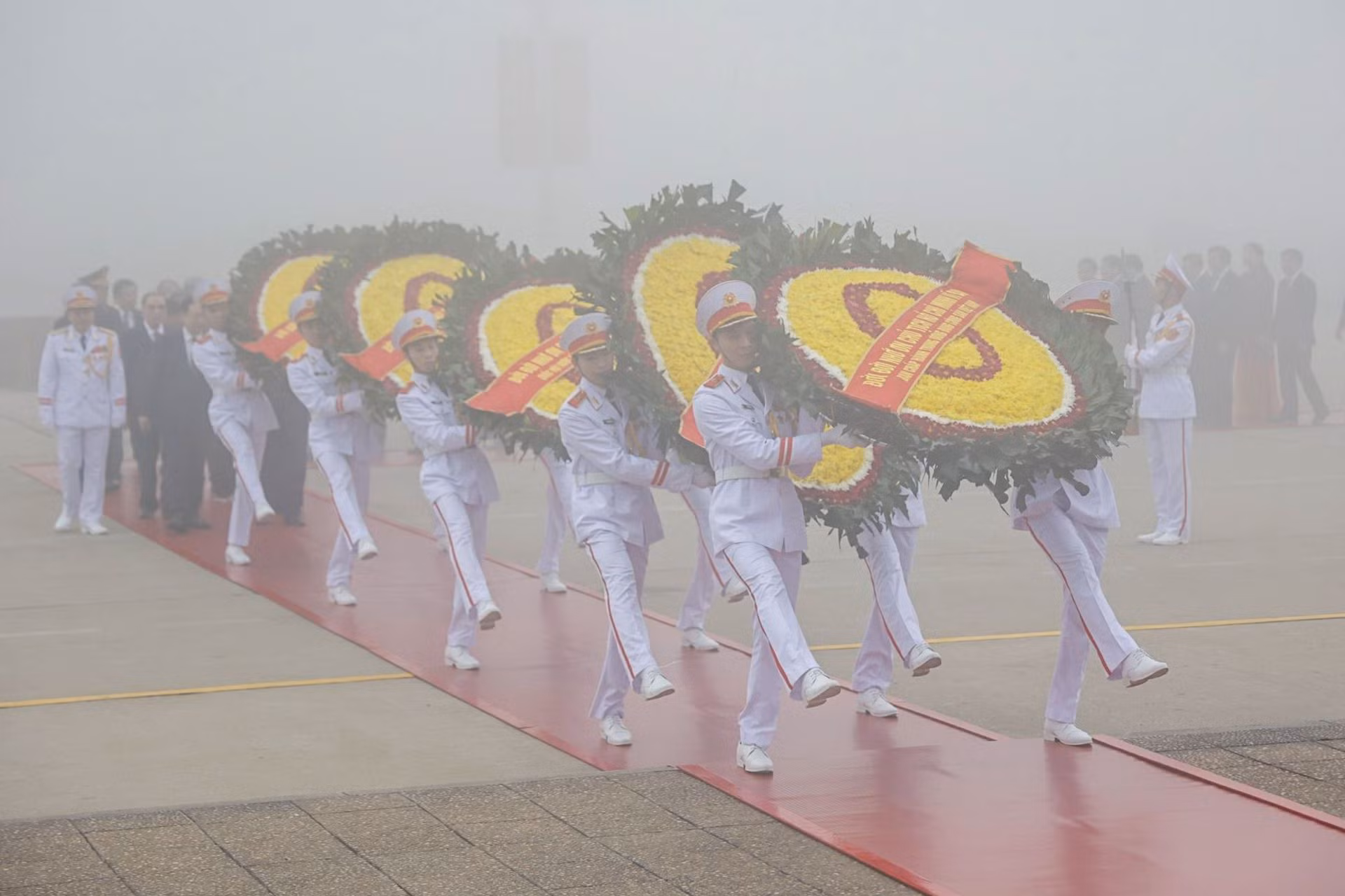 Các đồng chí lãnh đạo, nguyên lãnh đạo Đảng, Nhà nước vào Lăng viếng Chủ tịch Hồ Chí Minh.
