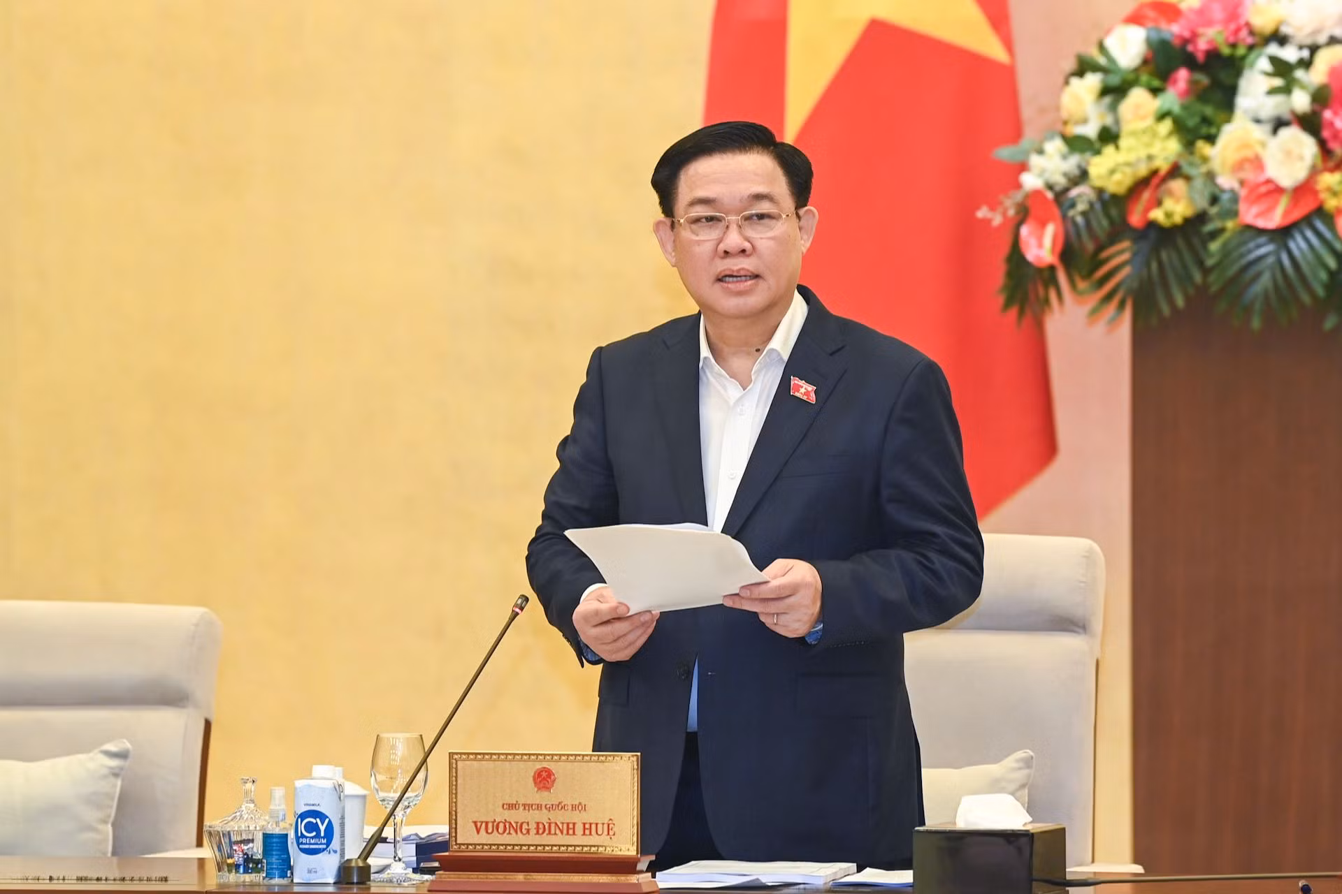 Chủ tịch Quốc hội Vương Đình Huệ phát biểu khai mạc, gợi mở các nội dung thảo luận tại phiên họp. Chủ tịch Quốc hội Vương Đình Huệ phát biểu khai mạc, gợi mở các nội dung thảo luận tại phiên họp.