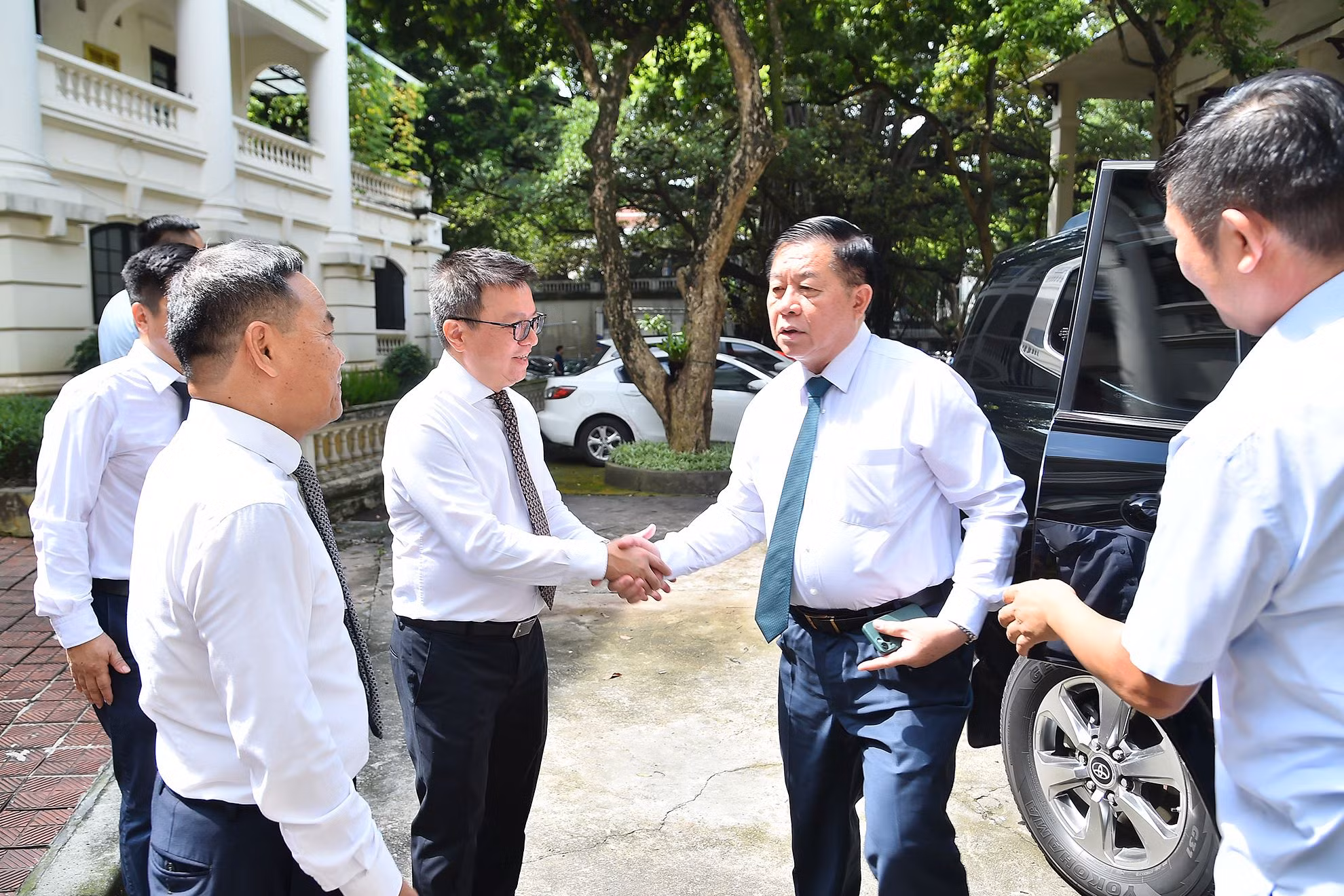 Tổng Biên tập Báo Nhân Dân Lê Quốc Minh cùng các đồng chí Phó Tổng Biên tập đón Trưởng Ban Tuyên giáo Trung ương Nguyễn Trọng Nghĩa tới thăm và làm việc với Báo Nhân Dân.