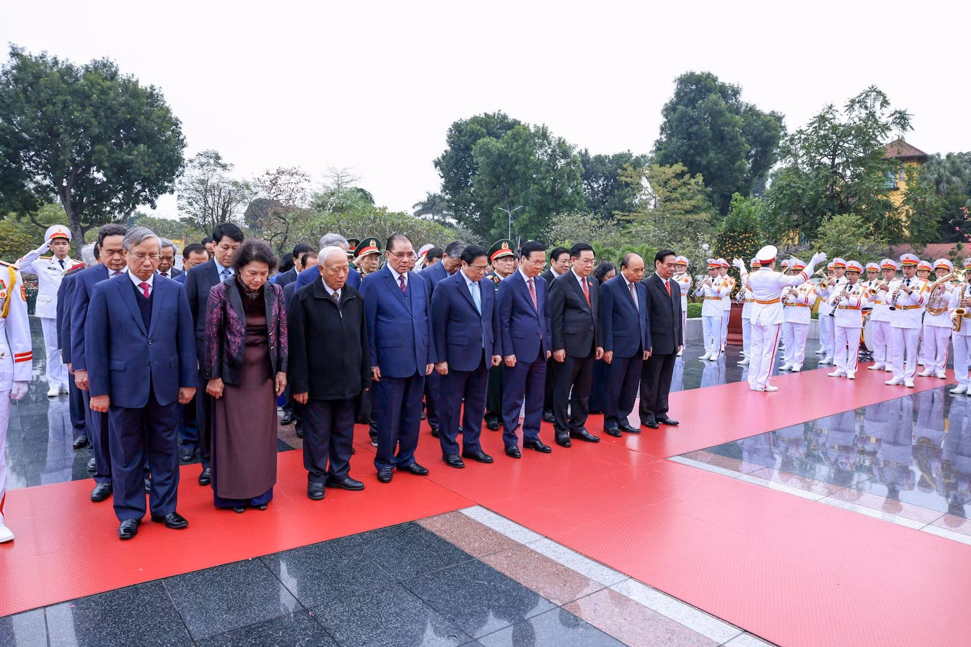 Các đồng chí lãnh đạo, nguyên lãnh đạo Đảng, Nhà nước tưởng niệm các Anh hùng Liệt sĩ.