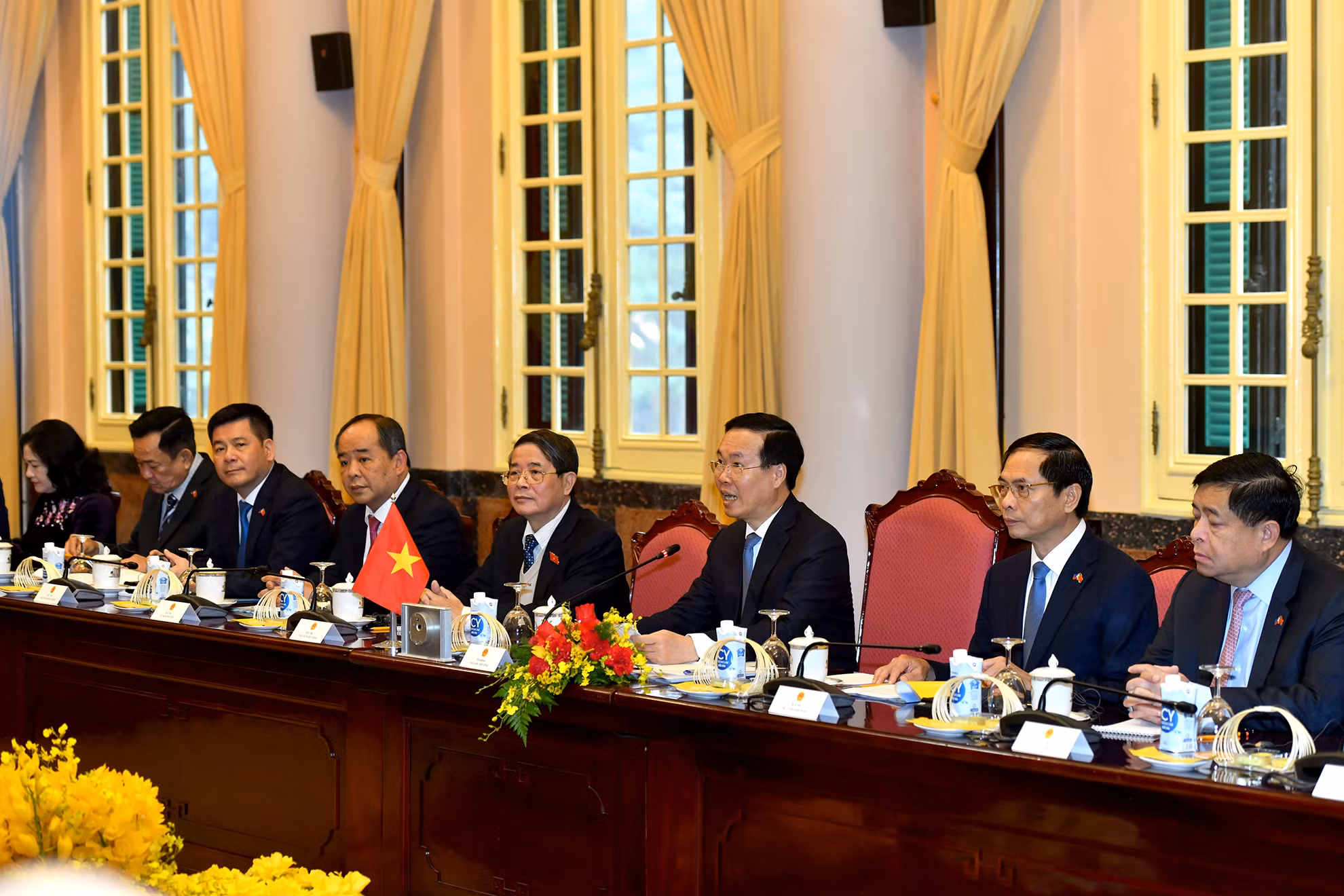 Đoàn đại biểu cấp cao Việt Nam tại buổi hội đàm.
