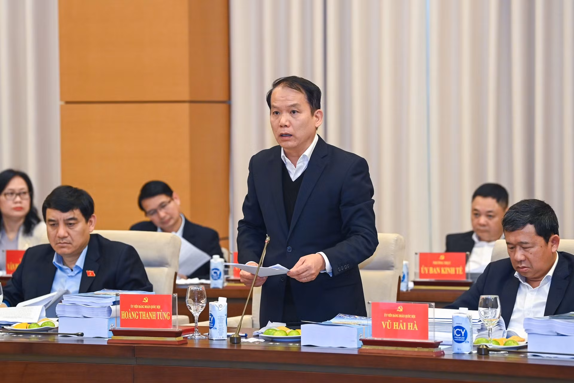 Chủ nhiệm Ủy ban Pháp luật Hoàng Thanh Tùng trình bày báo cáo tại cuộc làm việc.