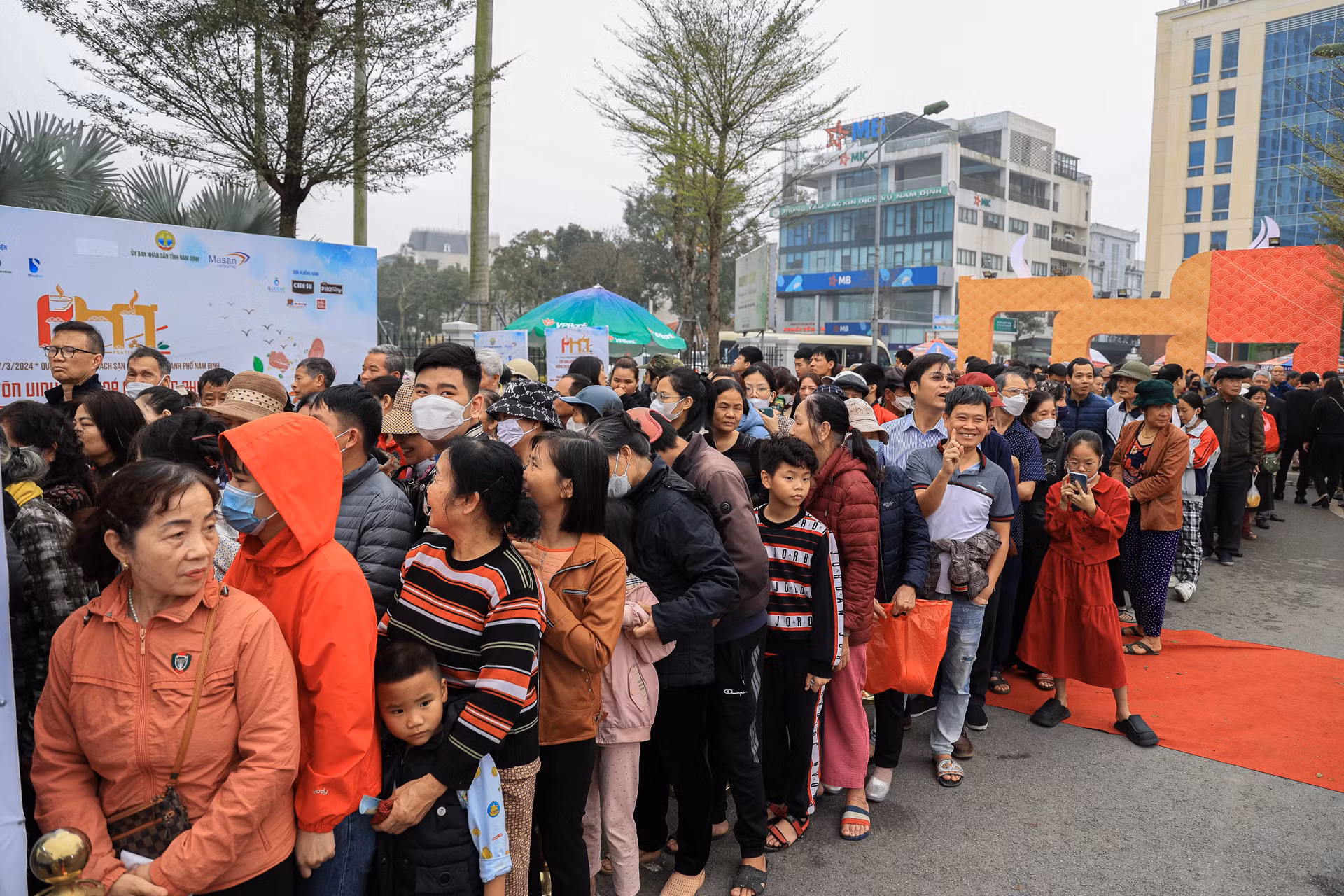 Xuyên suốt trong 3 ngày diễn ra Festival Phở 2024, Ban tổ chức phát hành 15.000-20.000 coupon ưu đãi (mỗi coupon có giá trị 15.000 đồng) để thực khách thưởng thức phở tại các gian hàng tùy chọn.