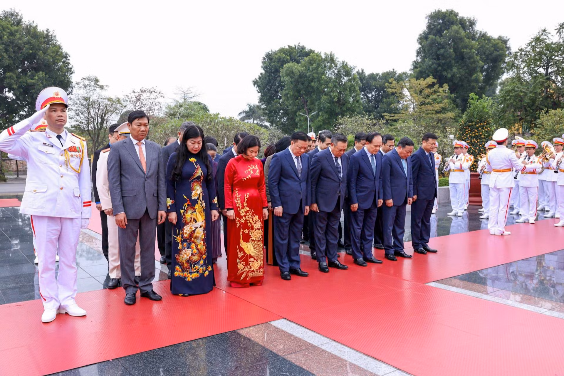 Đoàn đại biểu thành phố Hà Nội tưởng niệm các Anh hùng Liệt sĩ.