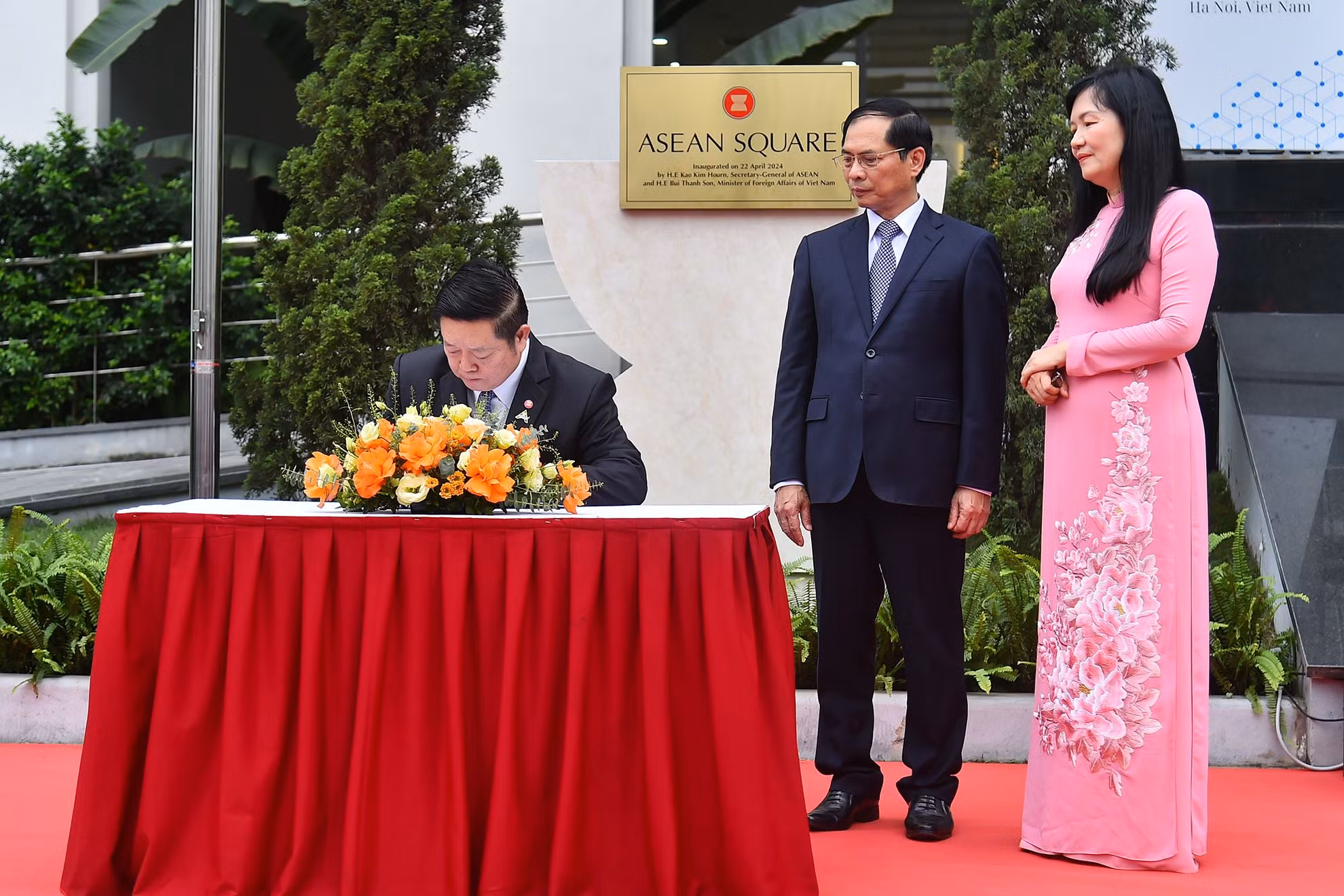 Tổng Thư ký ASEAN Kao Kim Hourn ghi sổ lưu niệm tại Lễ cắt băng khánh thành Quảng trường ASEAN.