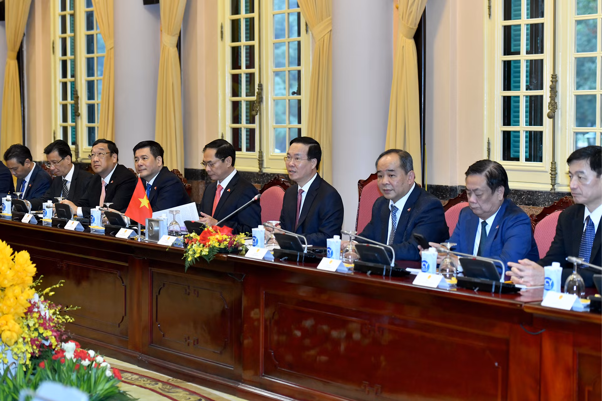 Chủ tịch nước Võ Văn Thưởng và các đại biểu Việt Nam tại cuộc hội đàm với Tổng thống Cộng hòa Indonesia Joko Widodo.