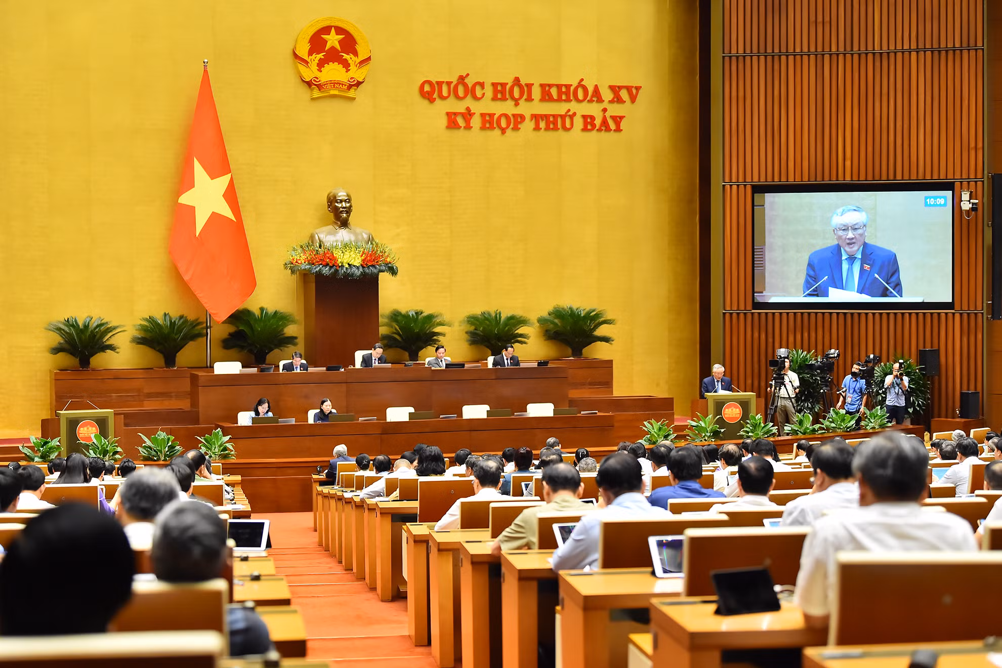 Cũng trong phiên họp, Quốc hội đã nghe Chánh án Tòa án nhân dân tối cao Nguyễn Hòa Bình trình bày Tờ trình về dự án Luật Tư pháp người chưa thành niên.