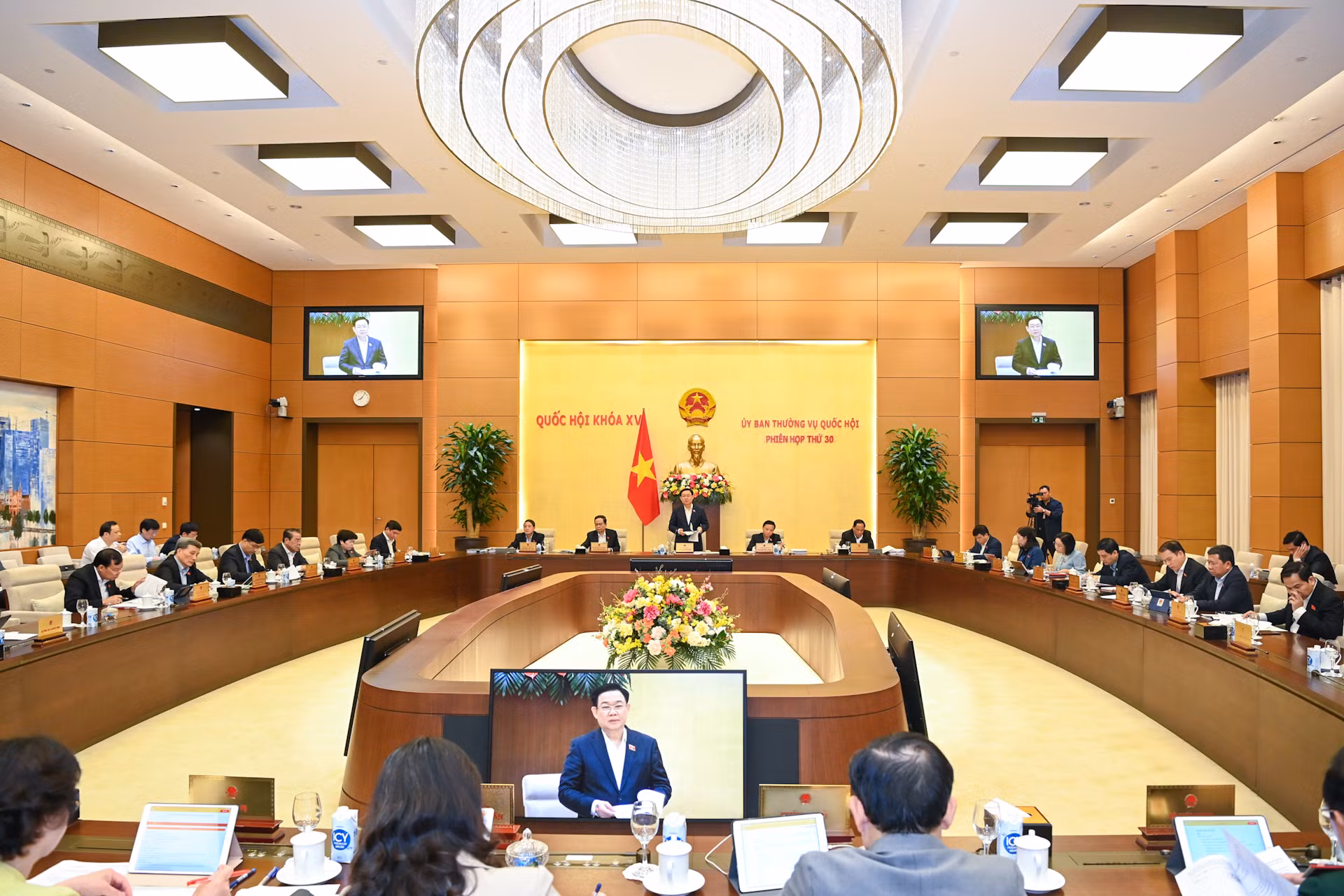 Quang cảnh phiên họp tại phòng họp Tân Trào, Nhà Quốc hội. Quang cảnh phiên họp tại phòng họp Tân Trào, Nhà Quốc hội.