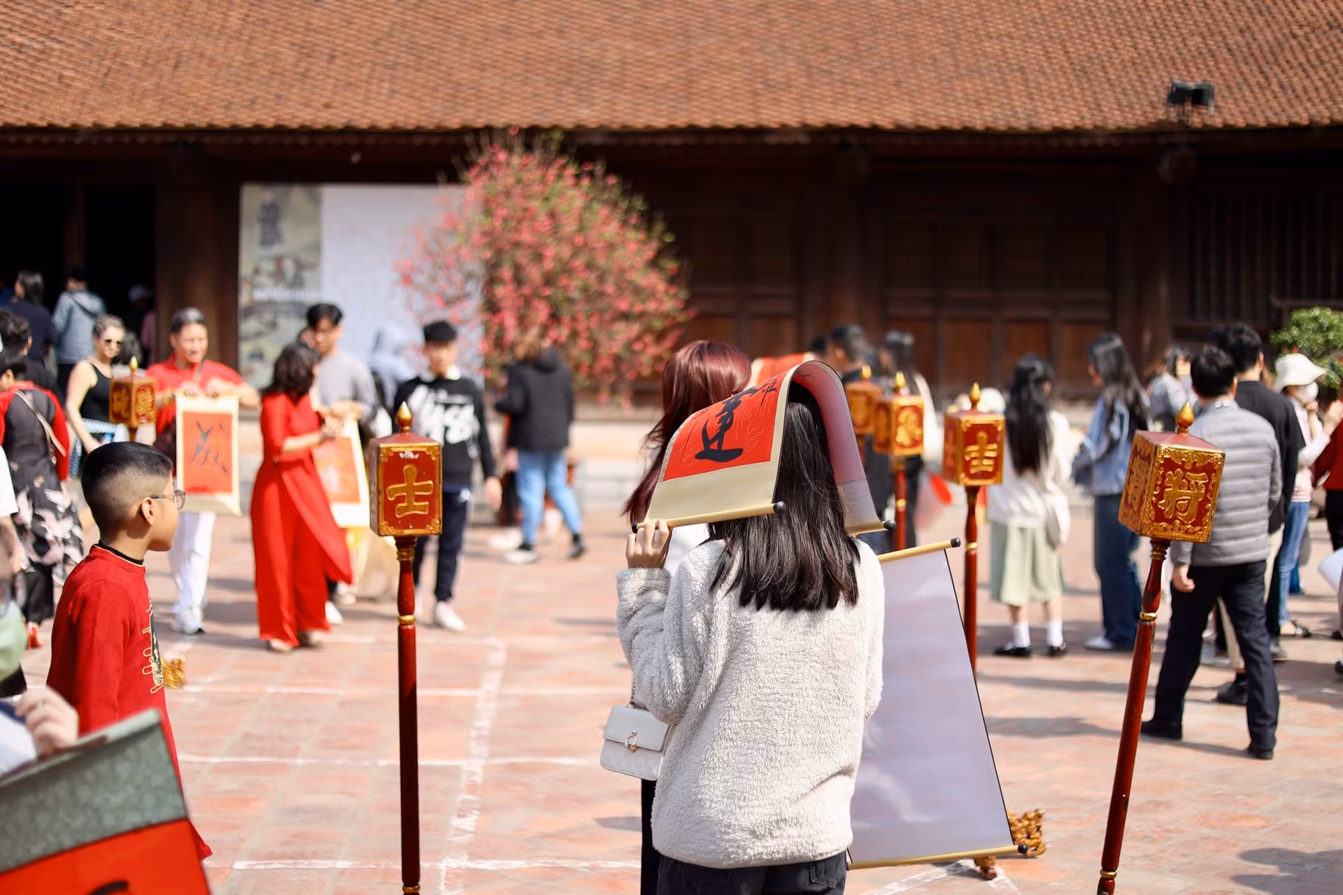 Tiết trời Hà Nội sáng mùng 3 Tết ấm áp, có ánh nắng chan hòa. Đây là điều kiện thuận lợi để người dân du xuân, tận hưởng không khí đẹp đẽ của Thủ đô.