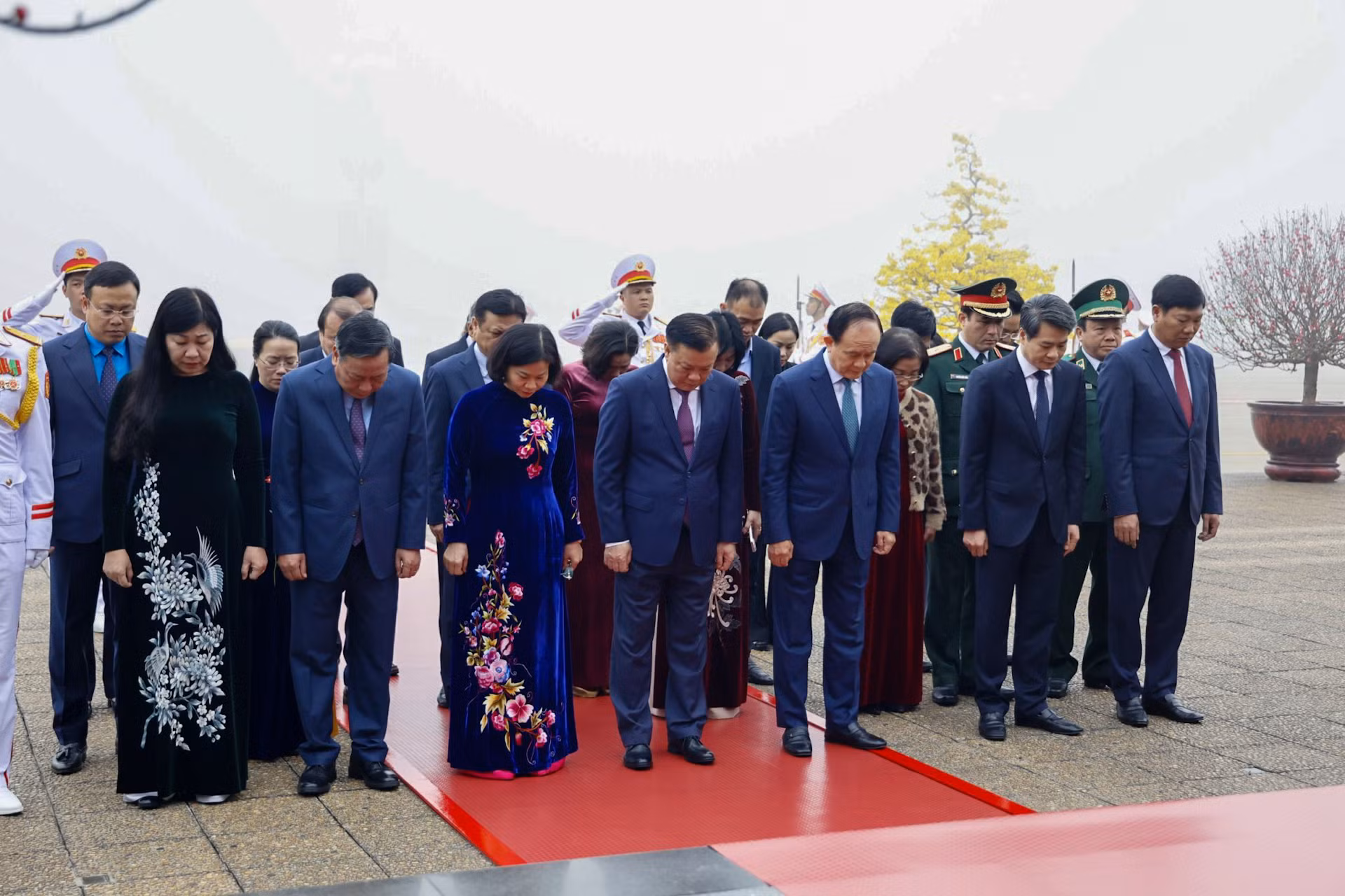 Đoàn đại biểu Thành ủy - Hội đồng nhân dân - Ủy ban nhân dân thành phố Hà Nội thành kính tưởng nhớ Chủ tịch Hồ Chí Minh.