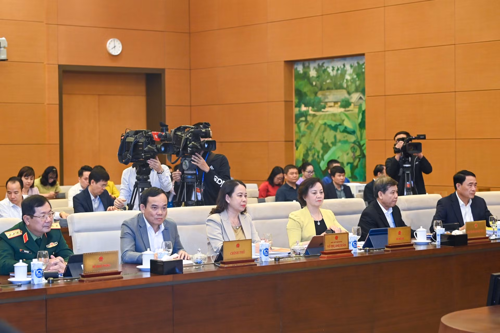 Phó Chủ tịch nước Võ Thị Ánh Xuân, Phó Thủ tướng Chính phủ Trần Lưu Quang và các đại biểu dự phiên họp. Phó Chủ tịch nước Võ Thị Ánh Xuân, Phó Thủ tướng Chính phủ Trần Lưu Quang và các đại biểu dự phiên họp.