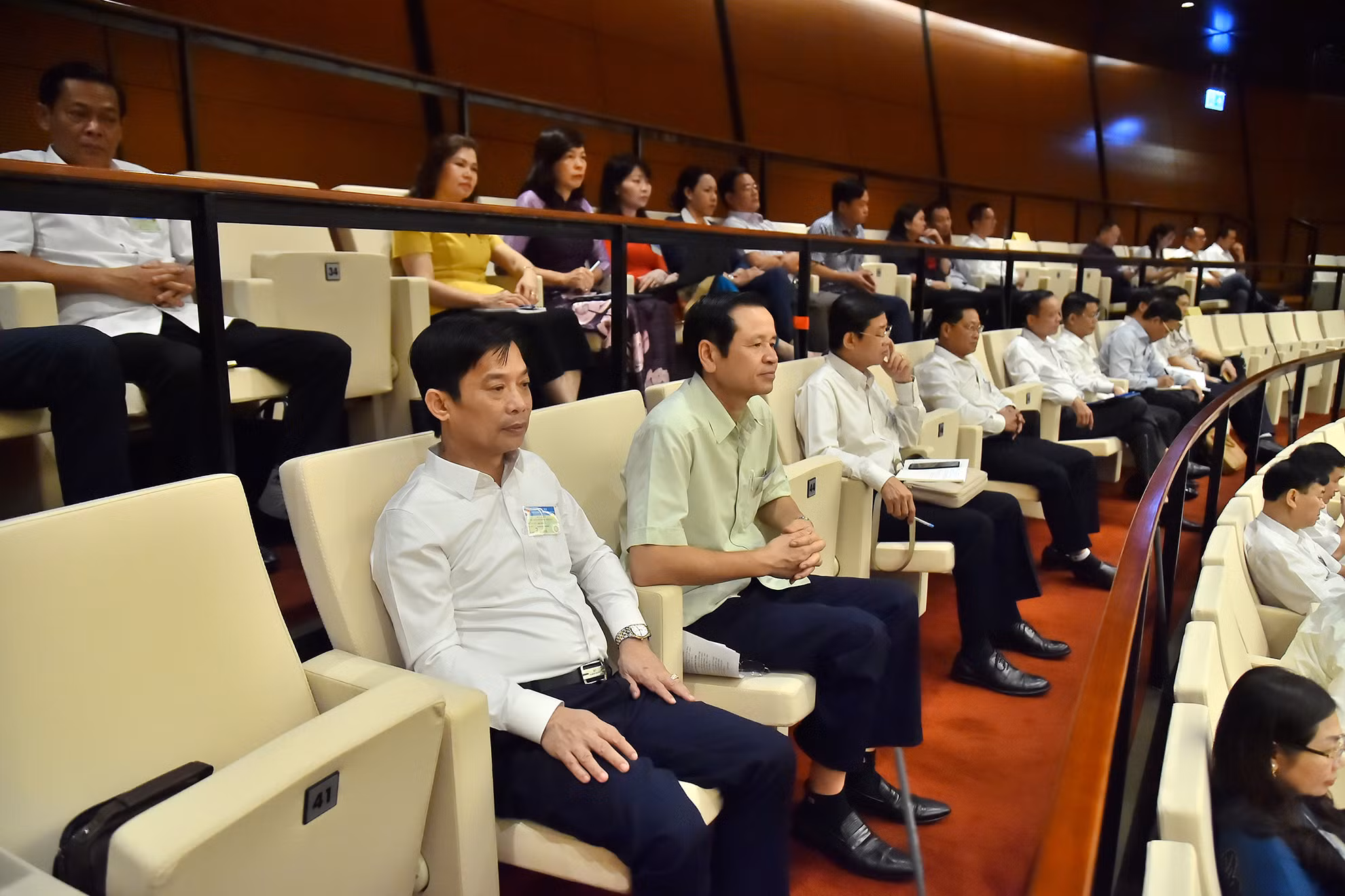 Đại biểu Hội đồng nhân dân các tỉnh, thành phố dự phiên chất vấn và trả lời chất vấn của Quốc hội.