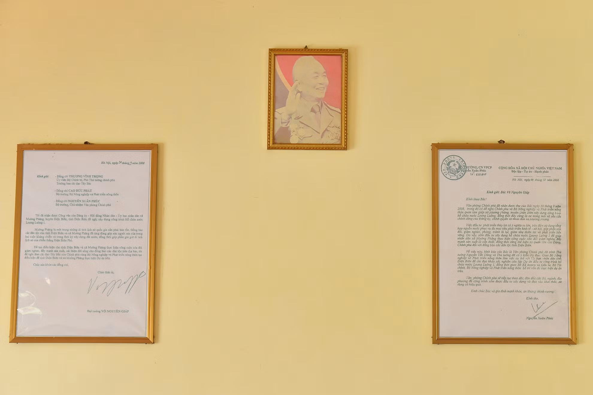 Năm 2004, trong lần Đại tướng Võ Nguyên Giáp trở lại thăm Mường Phăng, thấy người dân nơi đây phải sống trong cảnh khan hiếm nước sản xuất. Sau chuyến thăm ấy, Đại tướng đã viết thư gửi Chính phủ, Ban chỉ đạo Tây Bắc của Chính phủ, Bộ Nông nghiệp và Phát triển nông thôn đề nghị đáp ứng nguyện vọng của người dân xã Mường Phăng về việc xây dựng hồ chứa thủy lợi Loọng Luông. Năm 2004, trong lần Đại tướng Võ Nguyên Giáp trở lại thăm Mường Phăng, thấy người dân nơi đây phải sống trong cảnh khan hiếm nước sản xuất. Sau chuyến thăm ấy, Đại tướng đã viết thư gửi Chính phủ, Ban chỉ đạo Tây Bắc của Chính phủ, Bộ Nông nghiệp và Phát triển nông thôn đề nghị đáp ứng nguyện vọng của người dân xã Mường Phăng về việc xây dựng hồ chứa thủy lợi Loọng Luông.