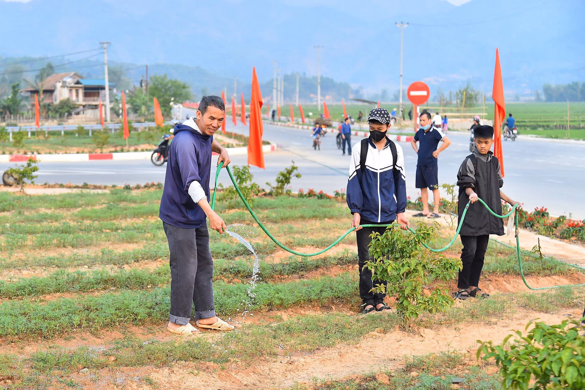 Cựu chiến binh Ngô Văn Toàn, 77 tuổi, du khách đến từ Hà Nội cho biết: “Sau hơn 10 năm, tôi mới có dịp trở lại Mường Phăng. Mường Phăng hôm nay đẹp hơn hẳn. Đây là điều đáng mừng và rất cần thiết đối với một địa danh lịch sử quan trọng của quốc gia”. Cựu chiến binh Ngô Văn Toàn, 77 tuổi, du khách đến từ Hà Nội cho biết: “Sau hơn 10 năm, tôi mới có dịp trở lại Mường Phăng. Mường Phăng hôm nay đẹp hơn hẳn. Đây là điều đáng mừng và rất cần thiết đối với một địa danh lịch sử quan trọng của quốc gia”.