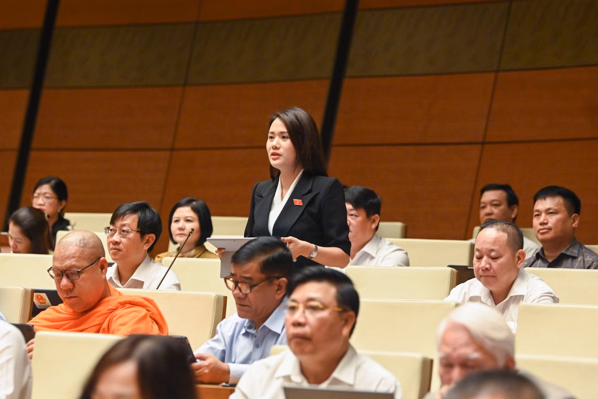 Đại biểu Vương Thị Hương (Đoàn đại biểu Quốc hội tỉnh Hà Giang) tham gia ý kiến thảo luận.