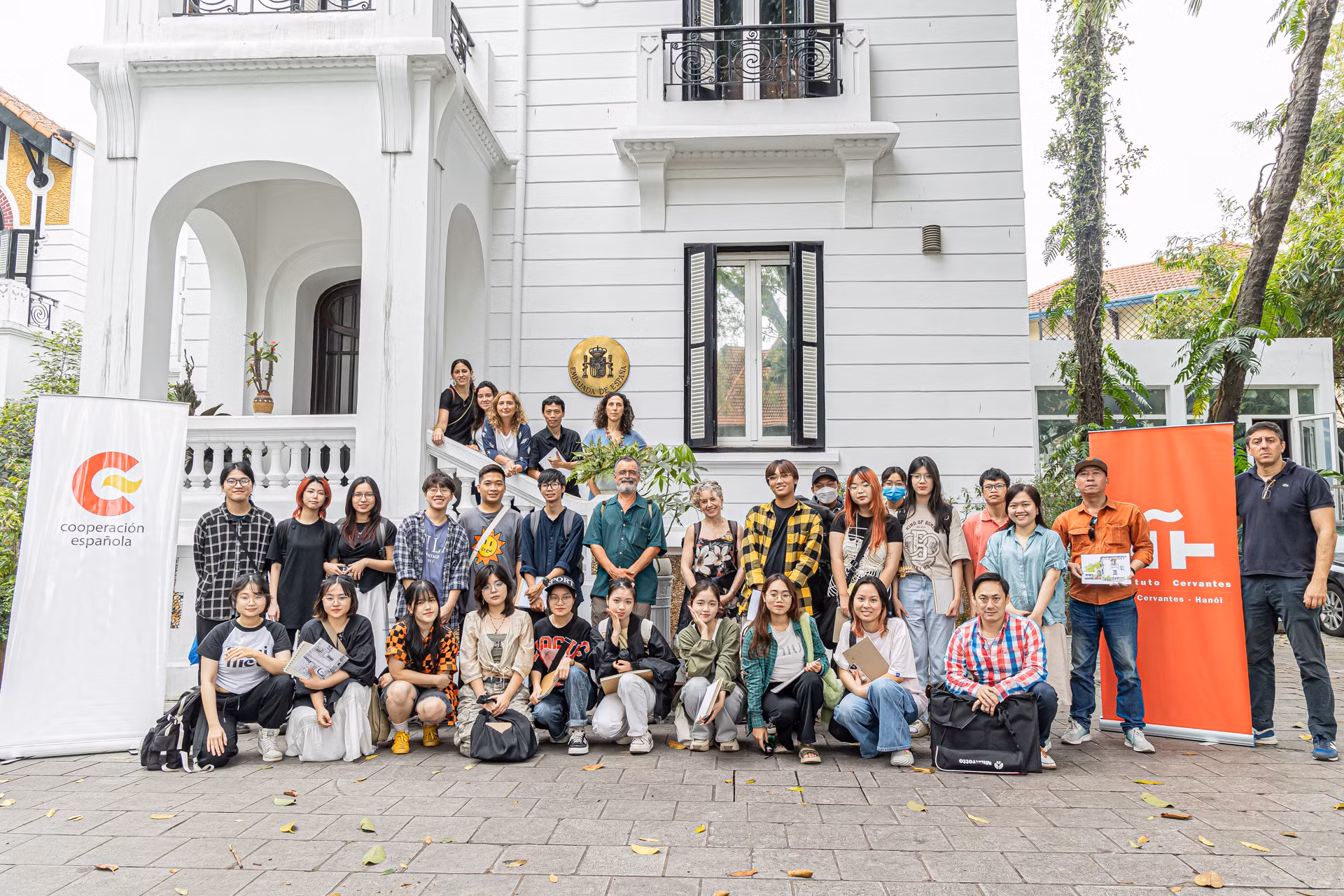 Workshop vẽ tranh với Enrique Flores tại Hà Nội được tổ chức bởi Phòng Cervantes Hà Nội và Đại sứ quán Tây Ban Nha tại Việt Nam, với sự phối hợp của trường FPT, Ban Quản lý Khu di tích Chủ tịch Hồ Chí Minh tại Phủ Chủ tịch và Trung tâm Hoạt động văn hóa khoa học Văn Miếu-Quốc Tử Giám. Chương trình đã diễn ra thành công sau hai ngày tổ chức, để lại nhiều kỷ niệm đẹp với các học viên tham gia chương trình.