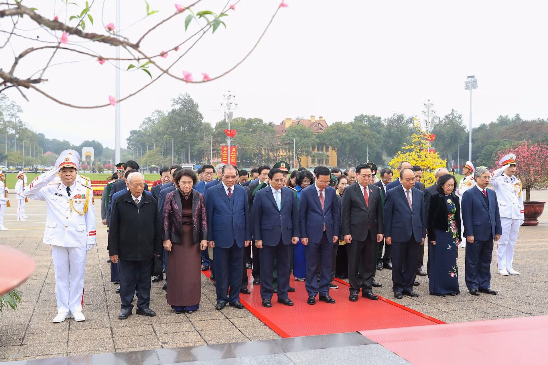 Các đồng chí lãnh đạo, nguyên lãnh đạo Đảng, Nhà nước tưởng nhớ Chủ tịch Hồ Chí Minh.