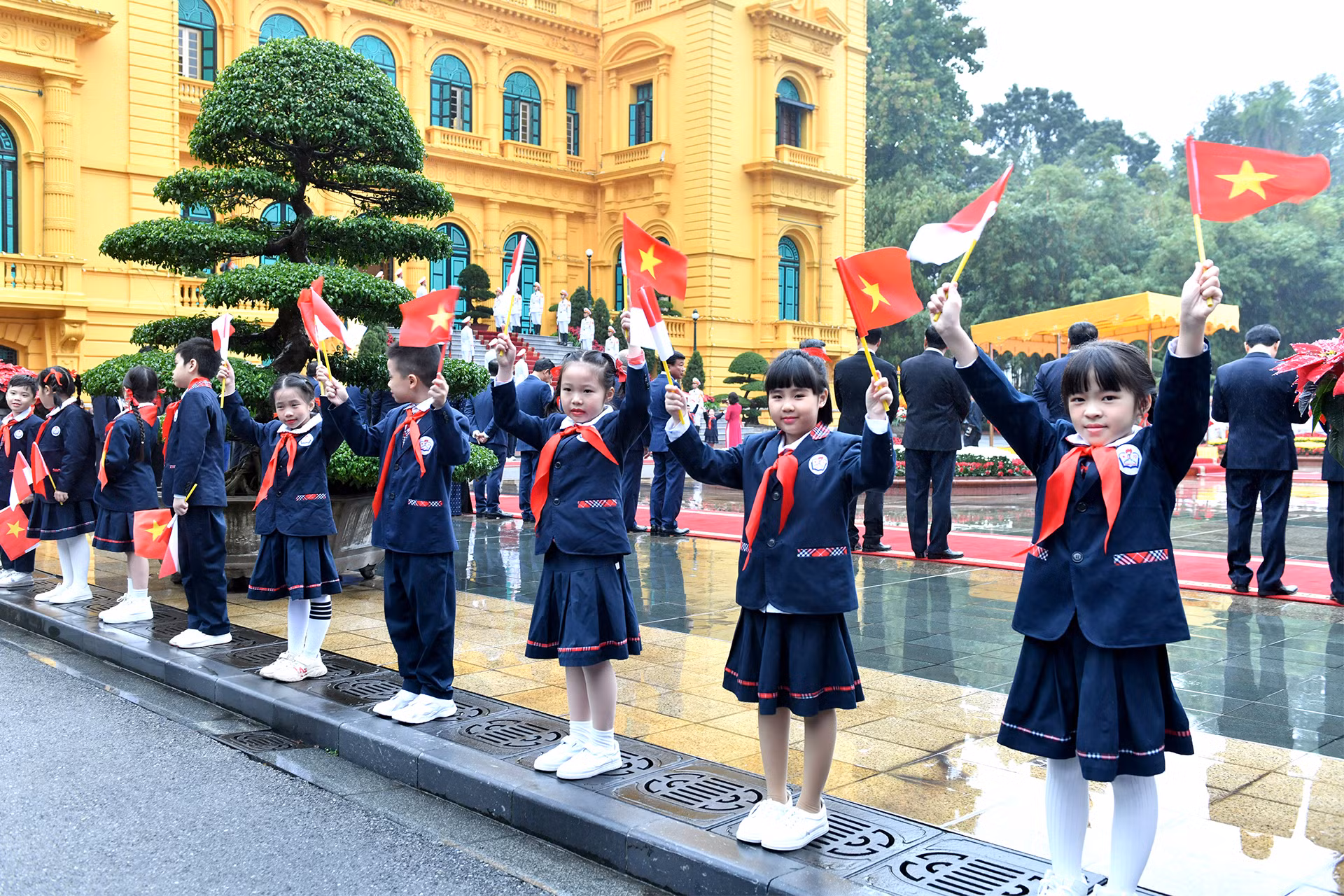 Thiếu nhi Thủ đô Hà Nội chào đón Tổng thống Cộng hòa Indonesia Joko Widodo thăm cấp Nhà nước tới Việt Nam.