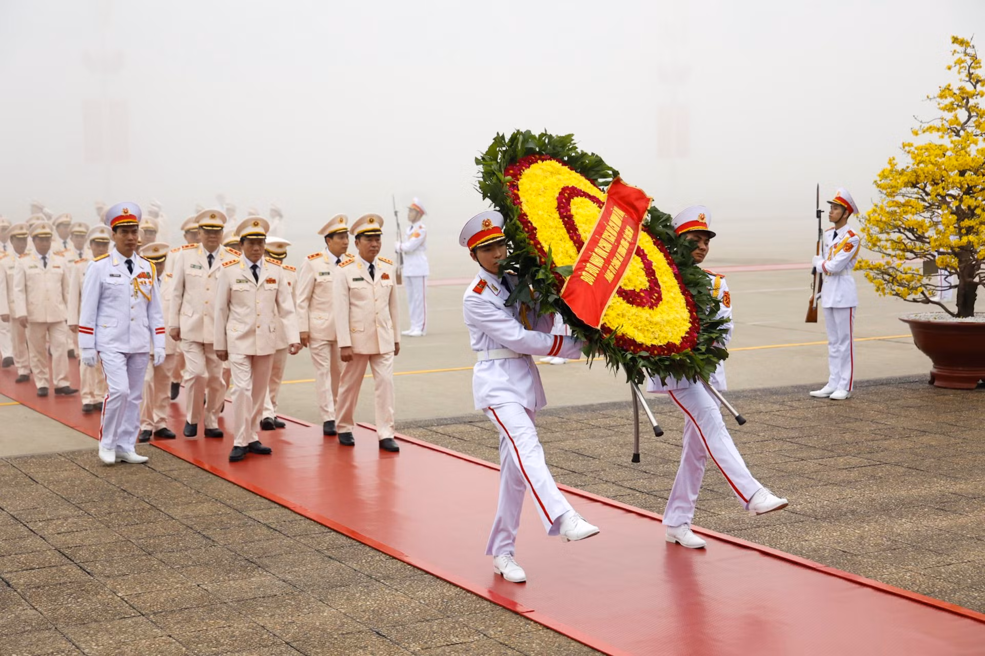 Đoàn đại biểu Đảng ủy Công an Trung ương và Bộ Công an vào Lăng viếng Chủ tịch Hồ Chí Minh.
