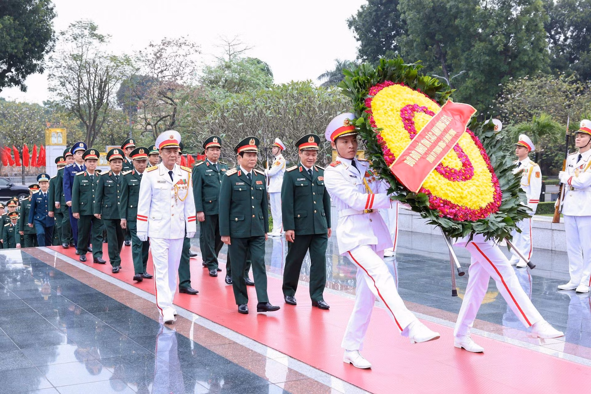 Đoàn đại biểu Quân ủy Trung ương-Bộ Quốc phòng đặt vòng hoa tại Đài tưởng niệm các Anh hùng Liệt sĩ trên đường Bắc Sơn, Hà Nội.
