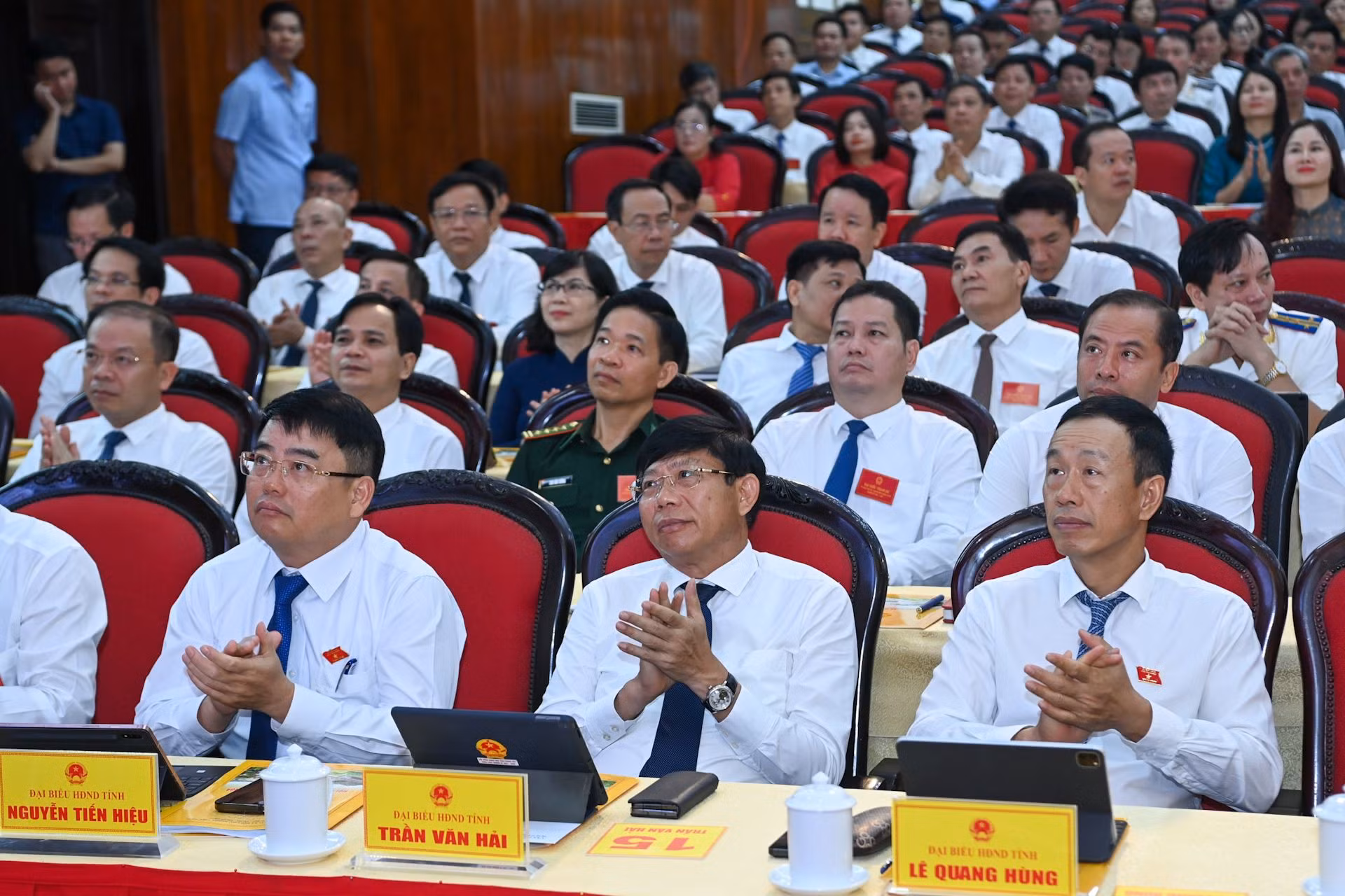 Các đại biểu Hội đồng nhân dân tỉnh Thanh Hóa dự phiên họp.