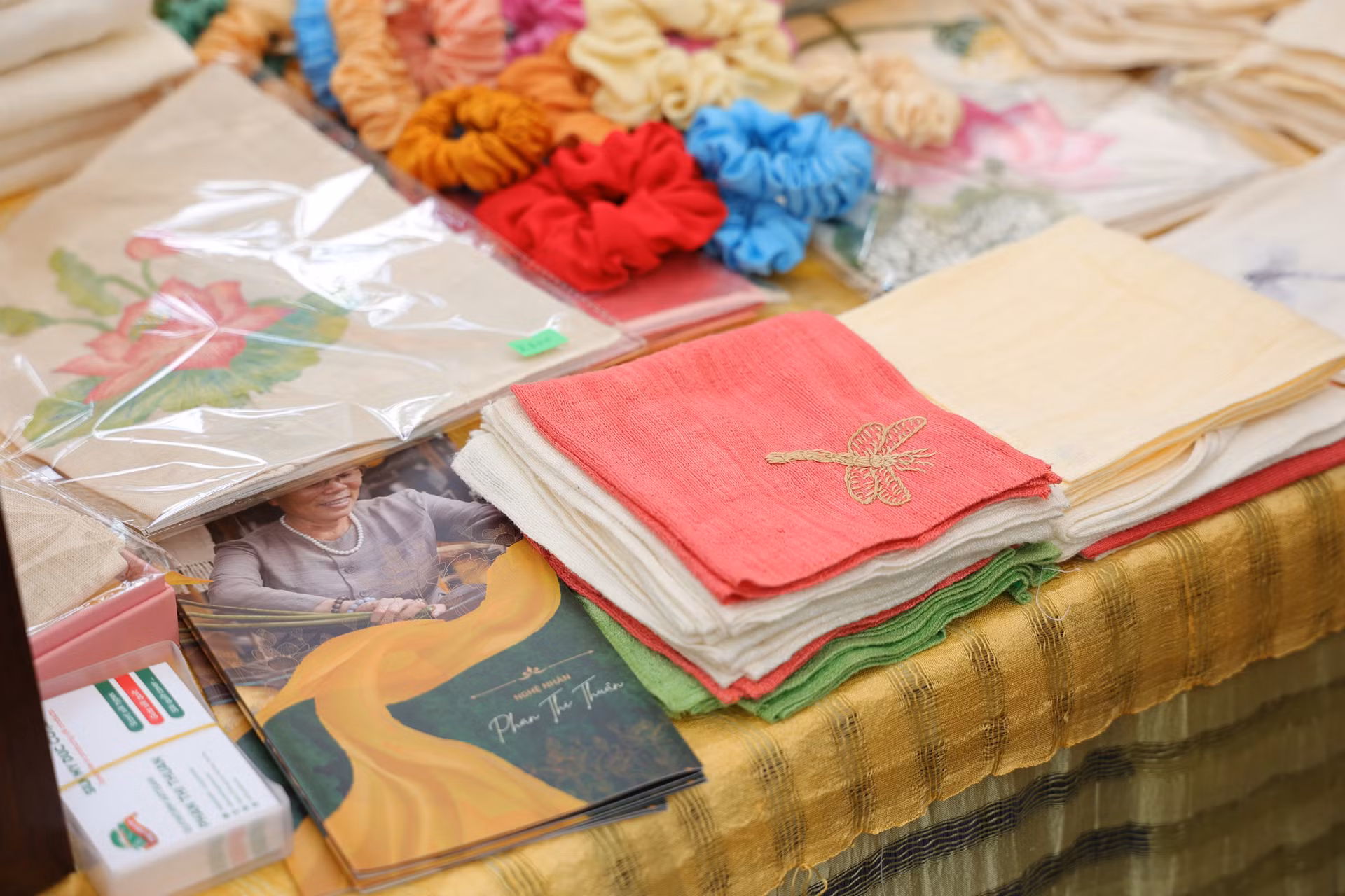 Với kỹ thuật điêu luyện cùng đôi bàn tay khéo léo, sự sáng tạo của người nghệ nhân, những chiếc khăn tơ sen vô cùng độc đáo càng trở nên hiếm có bởi được tạo nên từ nguyên liệu "độc nhất vô nhị". Với kỹ thuật điêu luyện cùng đôi bàn tay khéo léo, sự sáng tạo của người nghệ nhân, những chiếc khăn tơ sen vô cùng độc đáo càng trở nên hiếm có bởi được tạo nên từ nguyên liệu "độc nhất vô nhị".