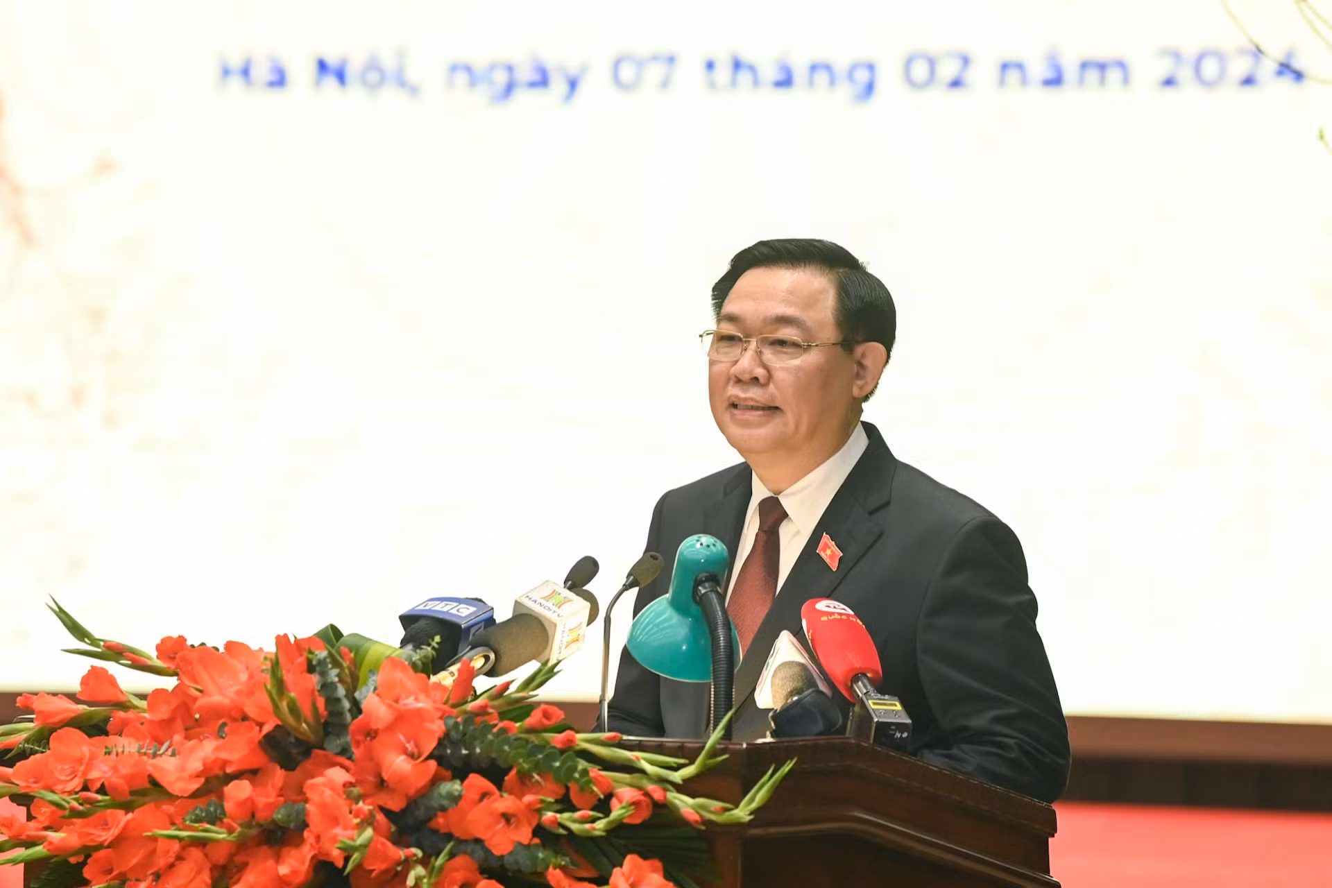 Chủ tịch Quốc hội Vương Đình Huệ phát biểu chúc Tết Đảng bộ, chính quyền và nhân dân Thủ đô. Chủ tịch Quốc hội Vương Đình Huệ phát biểu chúc Tết Đảng bộ, chính quyền và nhân dân Thủ đô.