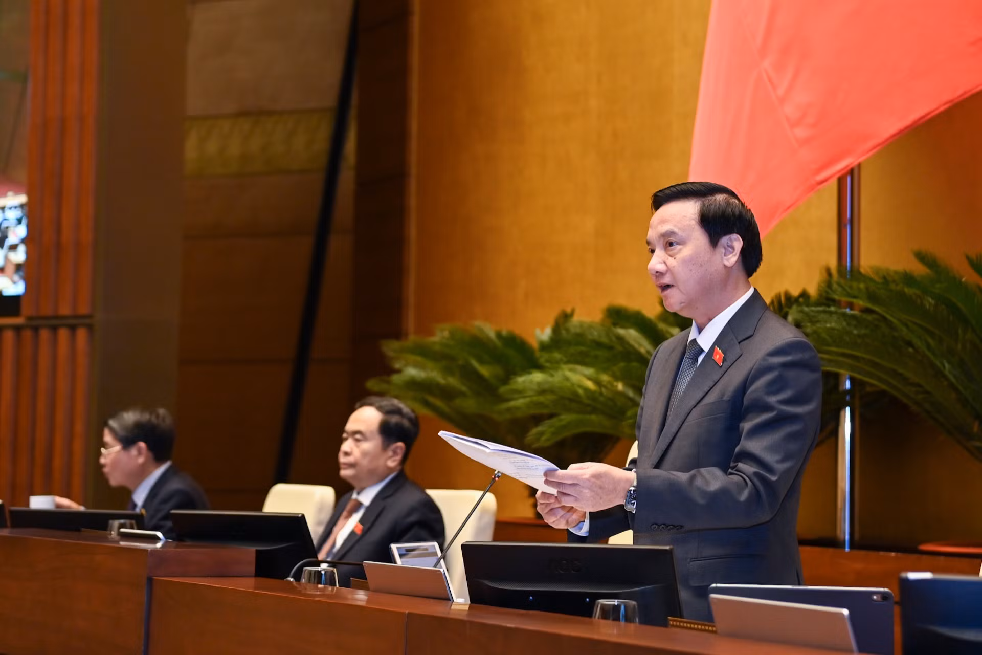 Phó Chủ tịch Quốc hội Nguyễn Khắc Định điều hành nội dung phiên họp.