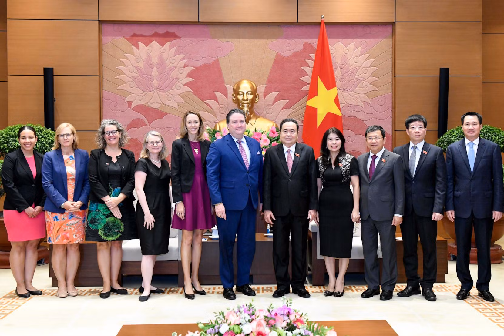 Chủ tịch Quốc hội Trần Thanh Mẫn và Đại sứ Hoa Kỳ tại Việt Nam Marc Knapper chụp ảnh lưu niệm với đại biểu hai nước tại buổi tiếp. Chủ tịch Quốc hội Trần Thanh Mẫn và Đại sứ Hoa Kỳ tại Việt Nam Marc Knapper chụp ảnh lưu niệm với đại biểu hai nước tại buổi tiếp.