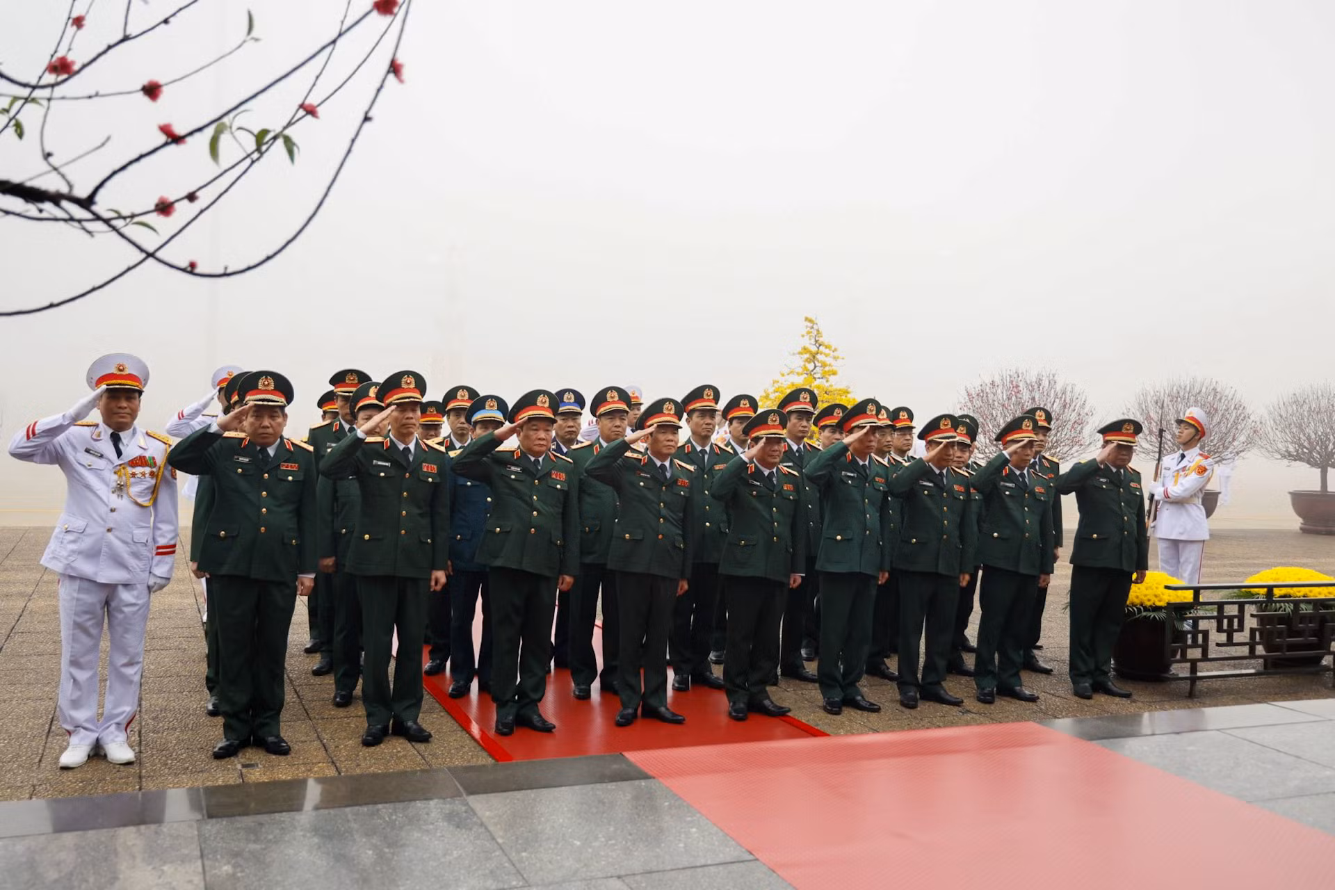 Đoàn đại biểu Quân ủy Trung ương và Bộ Quốc phòng thành kính tưởng nhớ Chủ tịch Hồ Chí Minh.