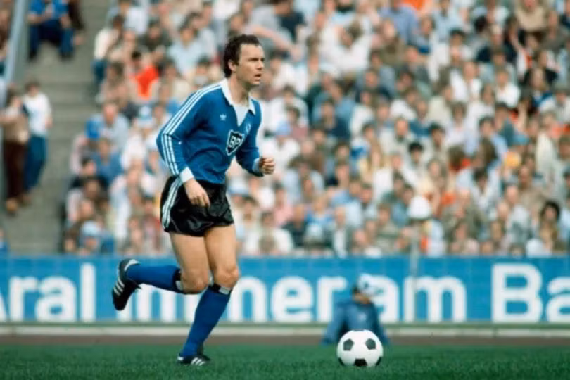 Sau khi rời Mỹ, Beckenbauer đến Hamburg và thi đấu hai mùa giải. (Ảnh: Lutz Bongarts/Bongarts/Getty Images.)