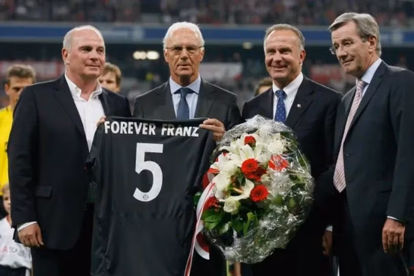 Trong nửa thế kỷ, Beckenbauer đã nắm quyền điều hành Bayern với tư cách là một cầu thủ, huấn luyện viên và chủ tịch, trước khi ông từ chức vị trí cao nhất của câu lạc bộ để nhường chỗ cho Uli Hoeness vào tháng 11/2009. Hình ảnh ông chụp hình cùng với chủ tịch Bayern Hoeness (trái), Giám đốc điều hành Bayern Karl-Heinz Rummenigge (thứ hai bên phải) và Phó Giám đốc điều hành Karl Hopfner (phải). (Ảnh: Alexandra Beier/Bongarts/Getty Images)