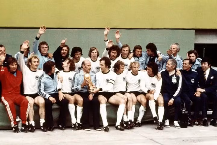 HLV Tây Đức ông Helmut Schön, đội trưởng Beckenbauer cầm cúp ăn mừng cùng các cầu thủ và nhân viên Tây Đức sau chiến thắng 2-1. (Ảnh: Hulton Archive/Getty Images)