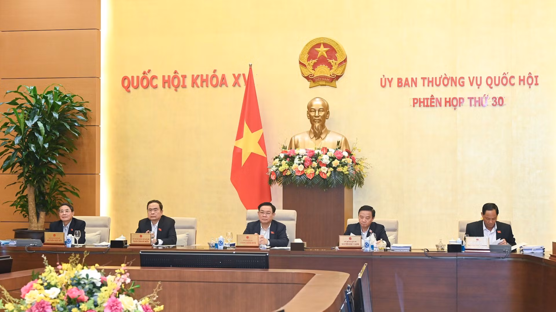 Tại phiên họp này, Ủy ban Thường vụ Quốc hội sẽ cho ý kiến về việc giải trình, tiếp thu, chỉnh lý dự thảo Luật Lưu trữ (sửa đổi); cho ý kiến về dự án Luật sửa đổi, bổ sung một số điều của Luật Cảnh vệ và một số nội dung thuộc thẩm quyền.
