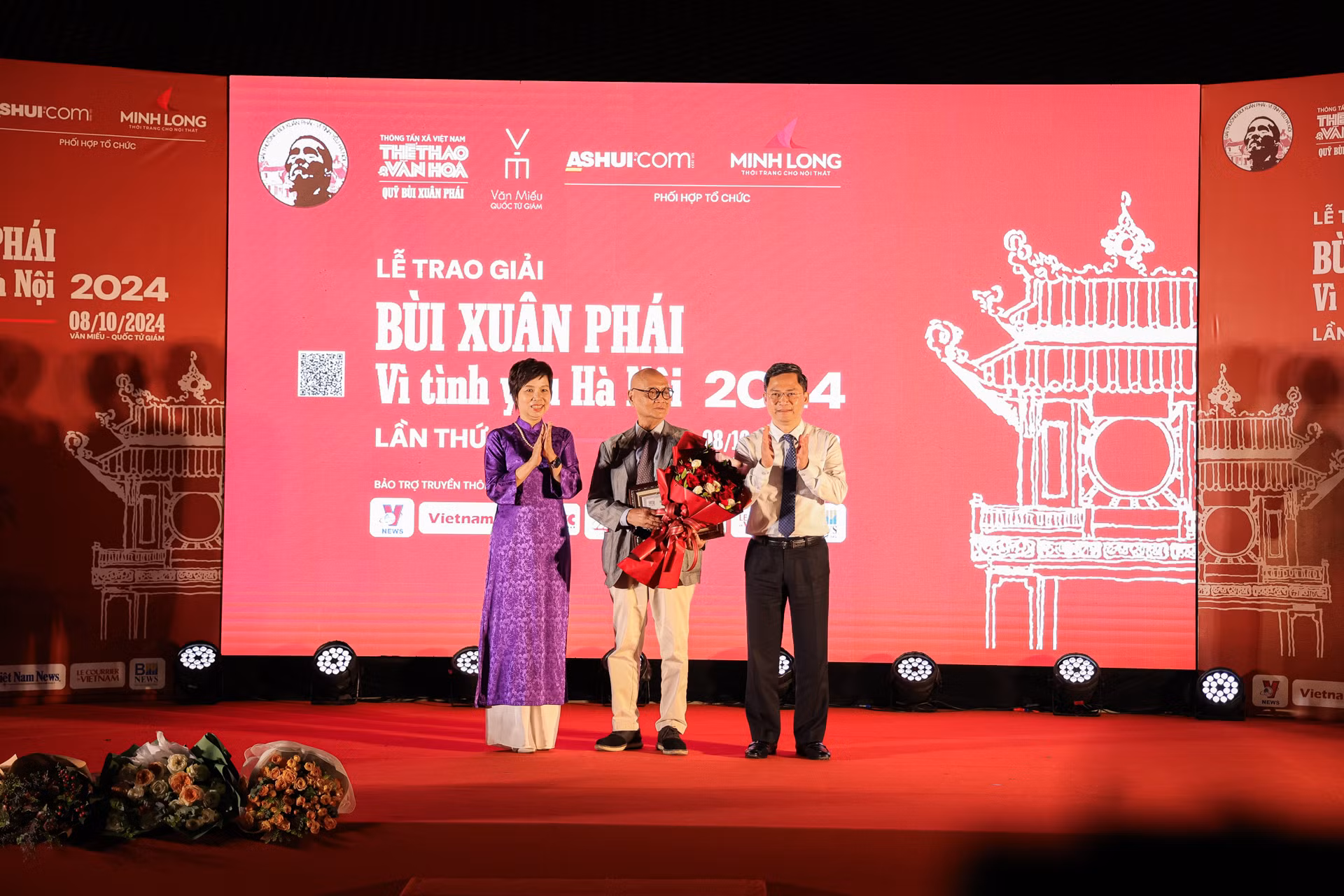 Giải thưởng Lớn, giải quan trọng nhất của lễ trao giải thưởng Bùi Xuân Phái - Vì tình yêu Hà Nội 2024 được trao cho GS, TS, KTS Hoàng Đạo Kính, người đã có nhiều đóng góp cho những công trình kiến trúc ở Hà Nội, người được coi là “hiệp sĩ của những di tích kiến trúc”. Giải thưởng Lớn, giải quan trọng nhất của lễ trao giải thưởng Bùi Xuân Phái - Vì tình yêu Hà Nội 2024 được trao cho GS, TS, KTS Hoàng Đạo Kính, người đã có nhiều đóng góp cho những công trình kiến trúc ở Hà Nội, người được coi là “hiệp sĩ của những di tích kiến trúc”.