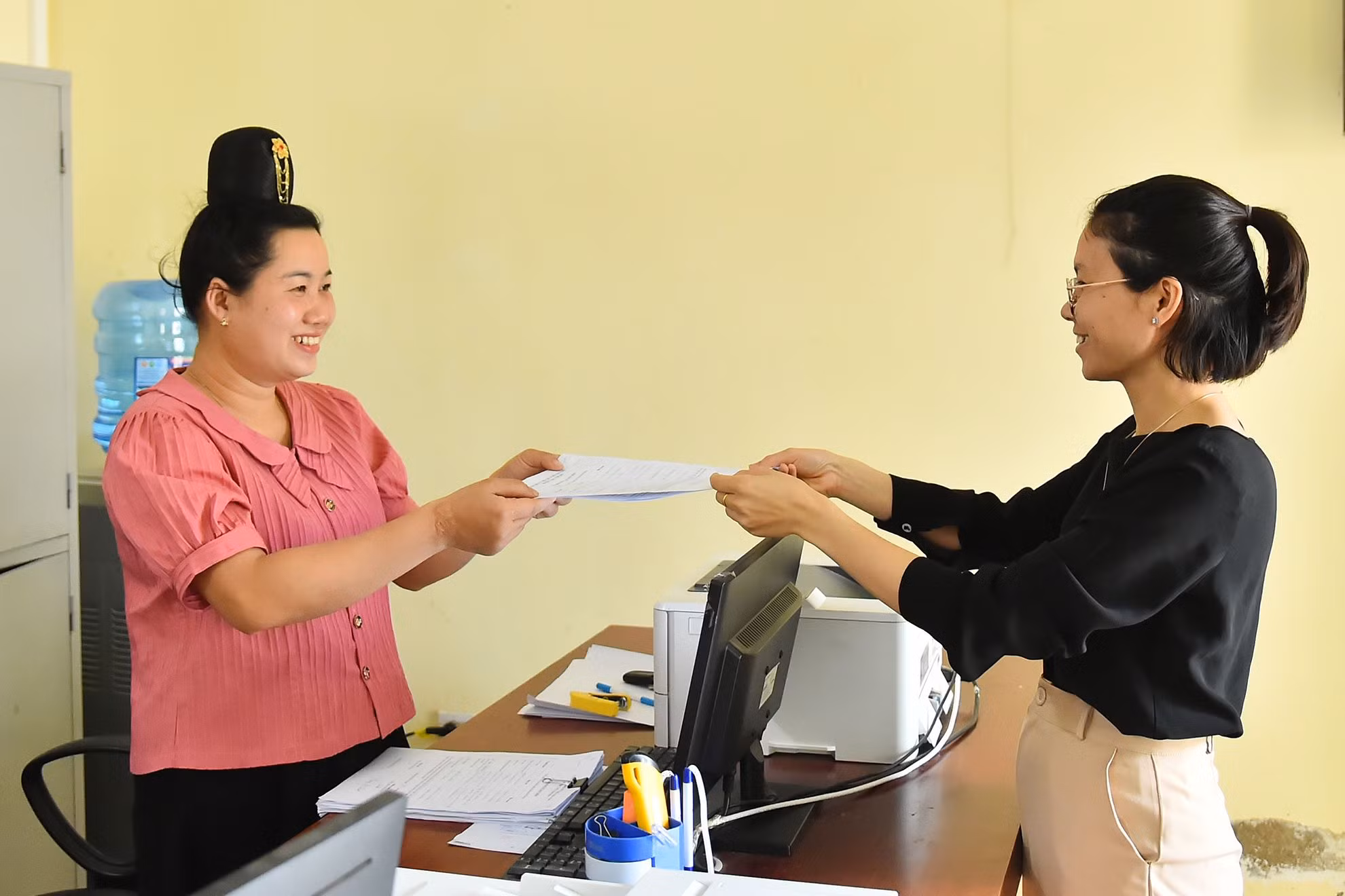 Người trẻ của xã Mường Phăng hôm nay đã trưởng thành, có thể đảm nhận những các vị trí đứng đầu các tổ chức chính trị xã hội như hội Phụ nữ, Đoàn thanh niên, Văn phòng Ủy ban nhân dân, trở thành công chức, viên chức khi còn rất trẻ. Người trẻ của xã Mường Phăng hôm nay đã trưởng thành, có thể đảm nhận những các vị trí đứng đầu các tổ chức chính trị xã hội như hội Phụ nữ, Đoàn thanh niên, Văn phòng Ủy ban nhân dân, trở thành công chức, viên chức khi còn rất trẻ.