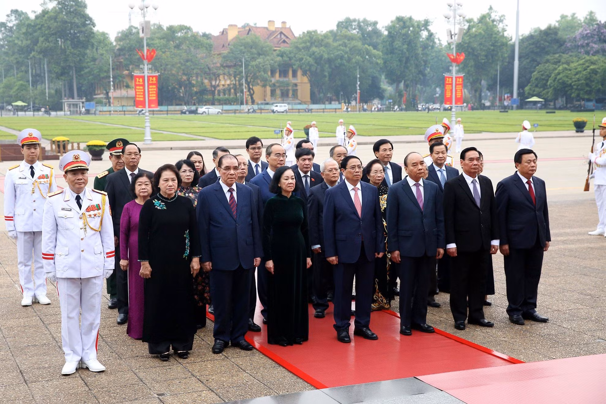Các đồng chí lãnh đạo Đảng, Nhà nước thành kính tưởng nhớ công lao to lớn của Chủ tịch Hồ Chí Minh. Các đồng chí lãnh đạo Đảng, Nhà nước thành kính tưởng nhớ công lao to lớn của Chủ tịch Hồ Chí Minh.