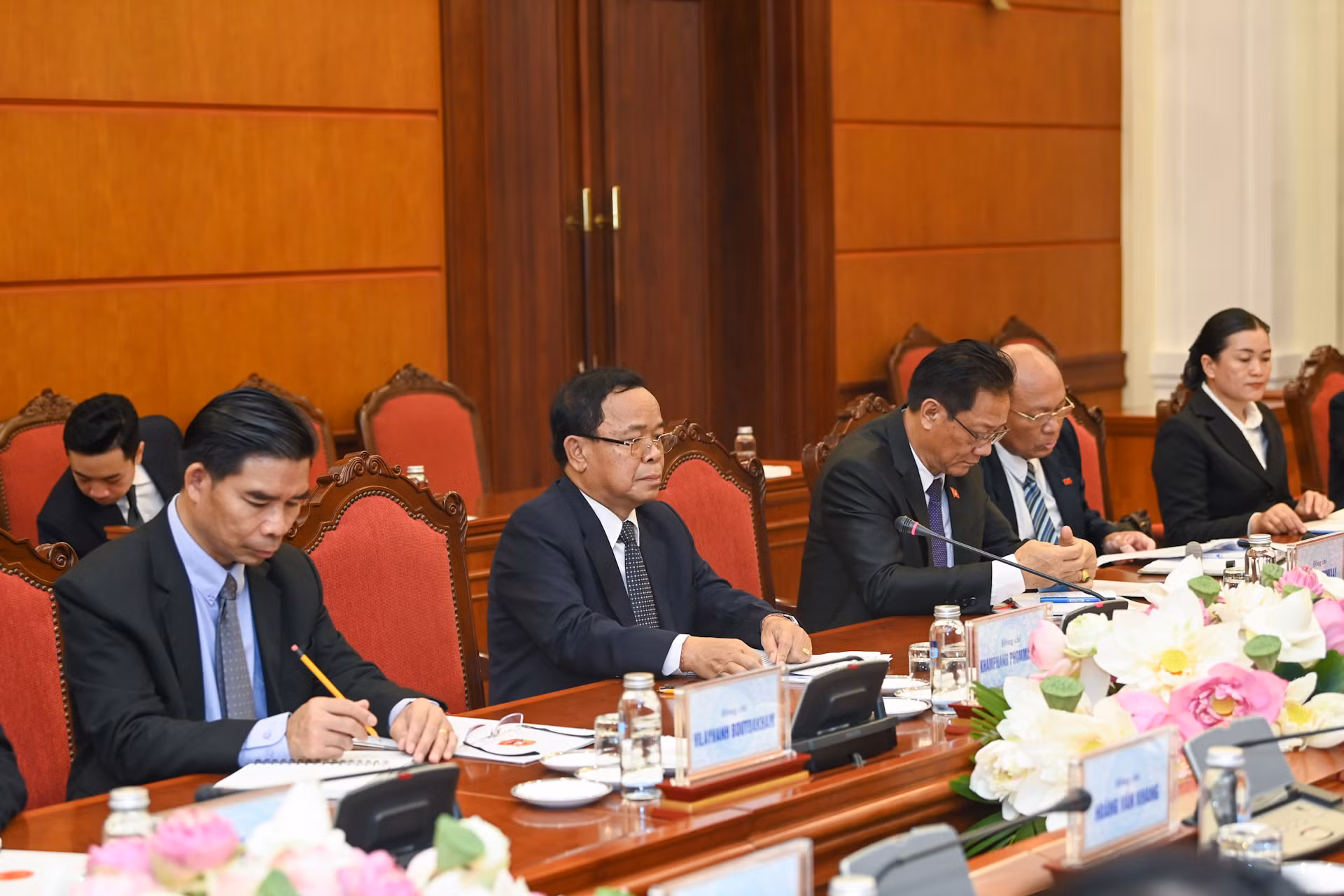 Chủ nhiệm Ban Kiểm tra Trung ương Lào Khamphan Phommathat và các đại biểu Lào tại buổi hội đàm.