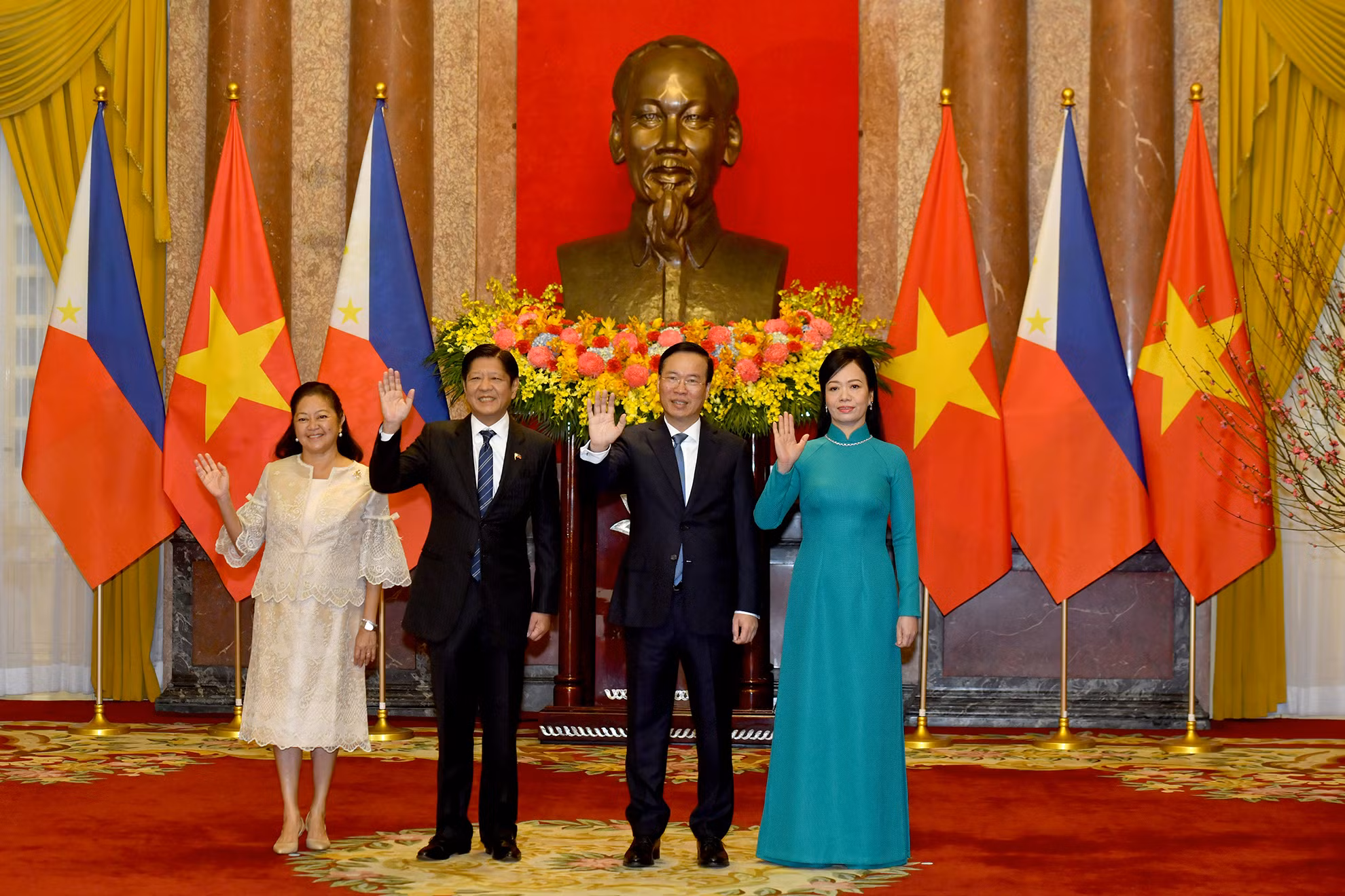 Chủ tịch nước Võ Văn Thưởng và phu nhân cùng Tổng thống Philippines Ferdinand Romualdez Marcos Jr. và phu nhân tại lễ đón. Chủ tịch nước Võ Văn Thưởng và phu nhân cùng Tổng thống Philippines Ferdinand Romualdez Marcos Jr. và phu nhân tại lễ đón.