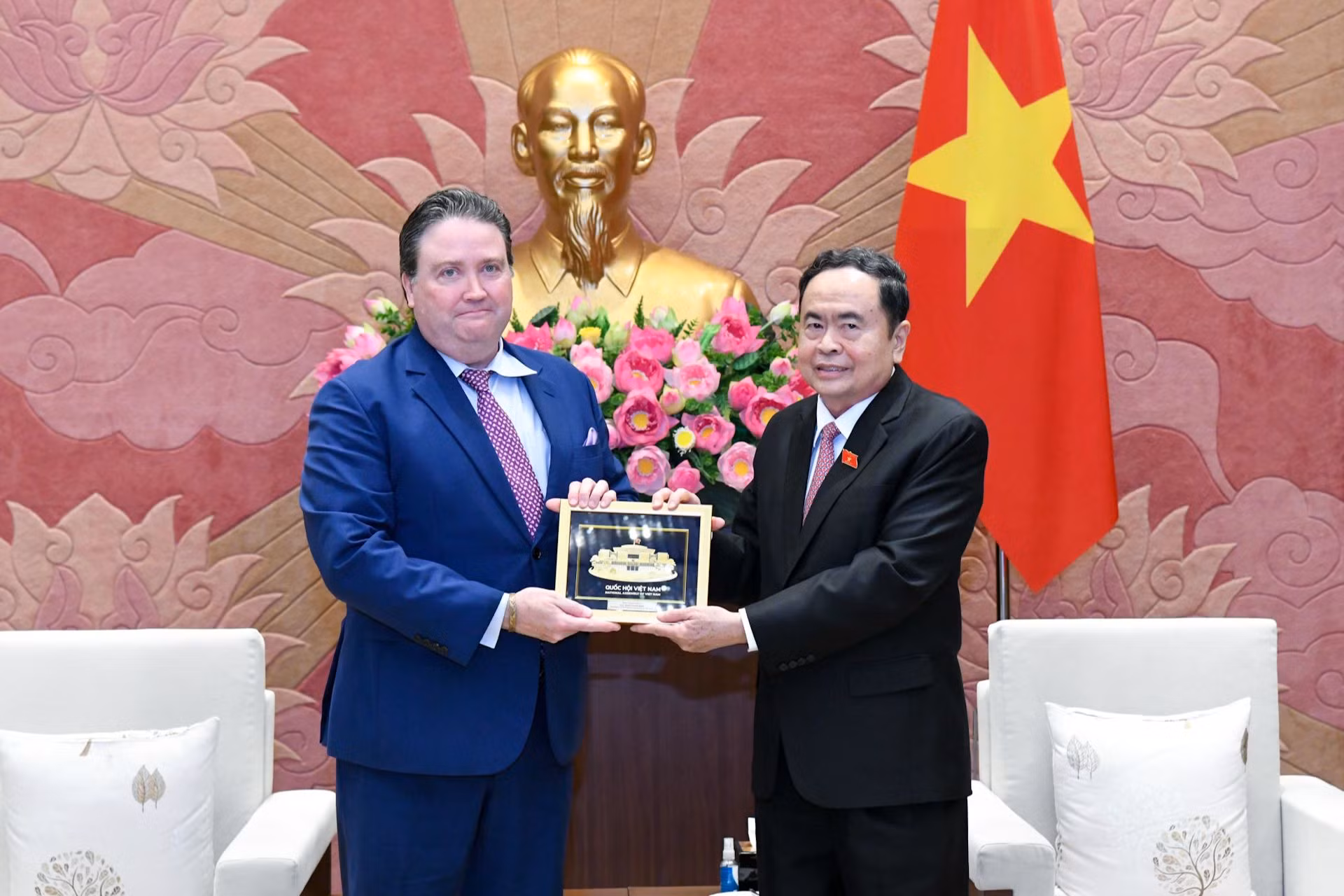 Chủ tịch Quốc hội Trần Thanh Mẫn tặng quà lưu niệm cho Đại sứ Hoa Kỳ tại Việt Nam Marc Knapper. Chủ tịch Quốc hội Trần Thanh Mẫn tặng quà lưu niệm cho Đại sứ Hoa Kỳ tại Việt Nam Marc Knapper.