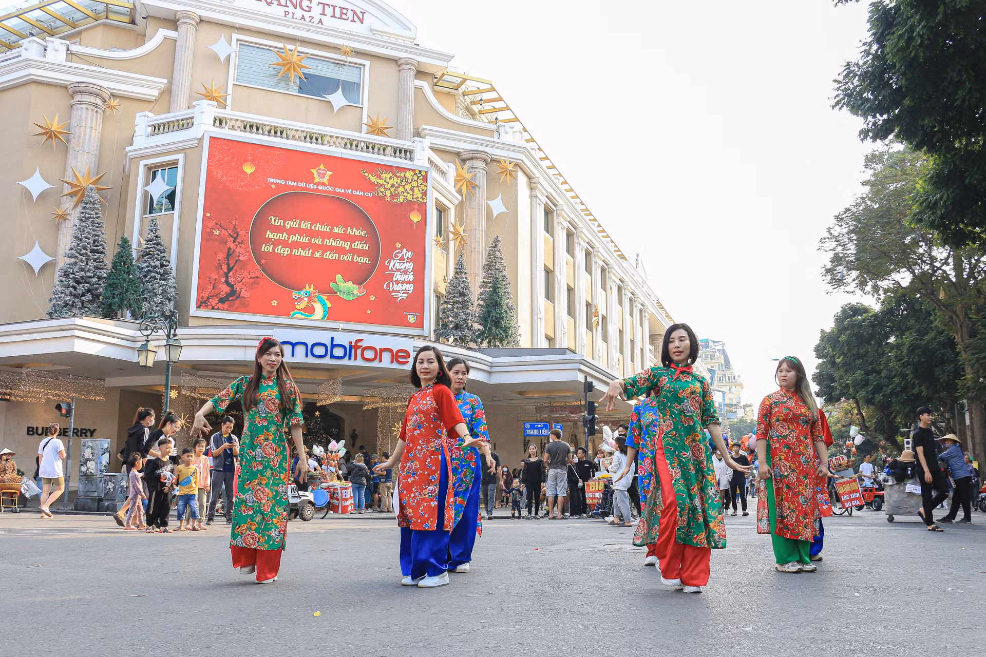 Các hoạt động nhảy flashmob, biểu diễn âm nhạc đường phố tạo khung cảnh đông vui, tấp nập. Các hoạt động nhảy flashmob, biểu diễn âm nhạc đường phố tạo khung cảnh đông vui, tấp nập.