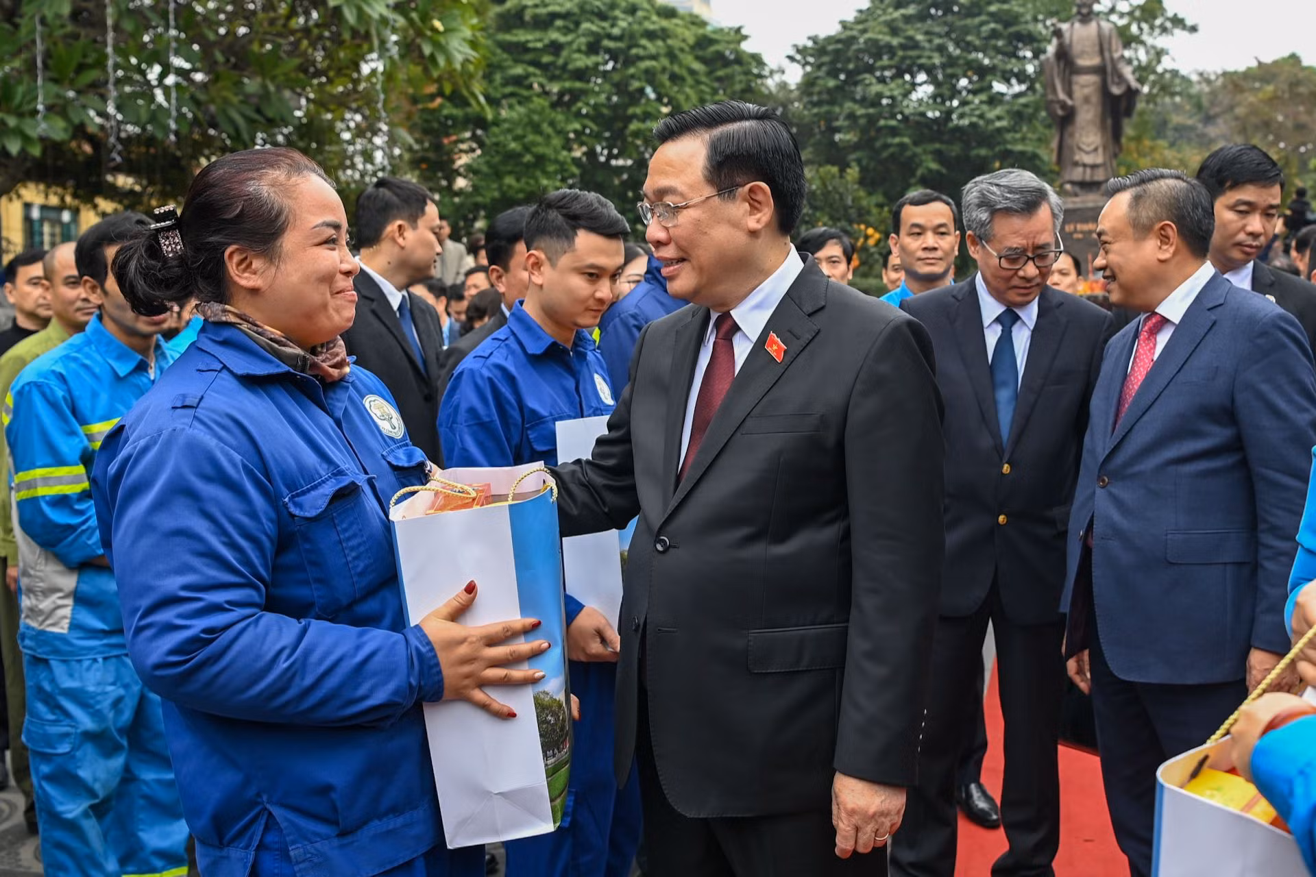 Chủ tịch Quốc hội Vương Đình Huệ tặng quà cho đại diện công nhân lao động Thủ đô.