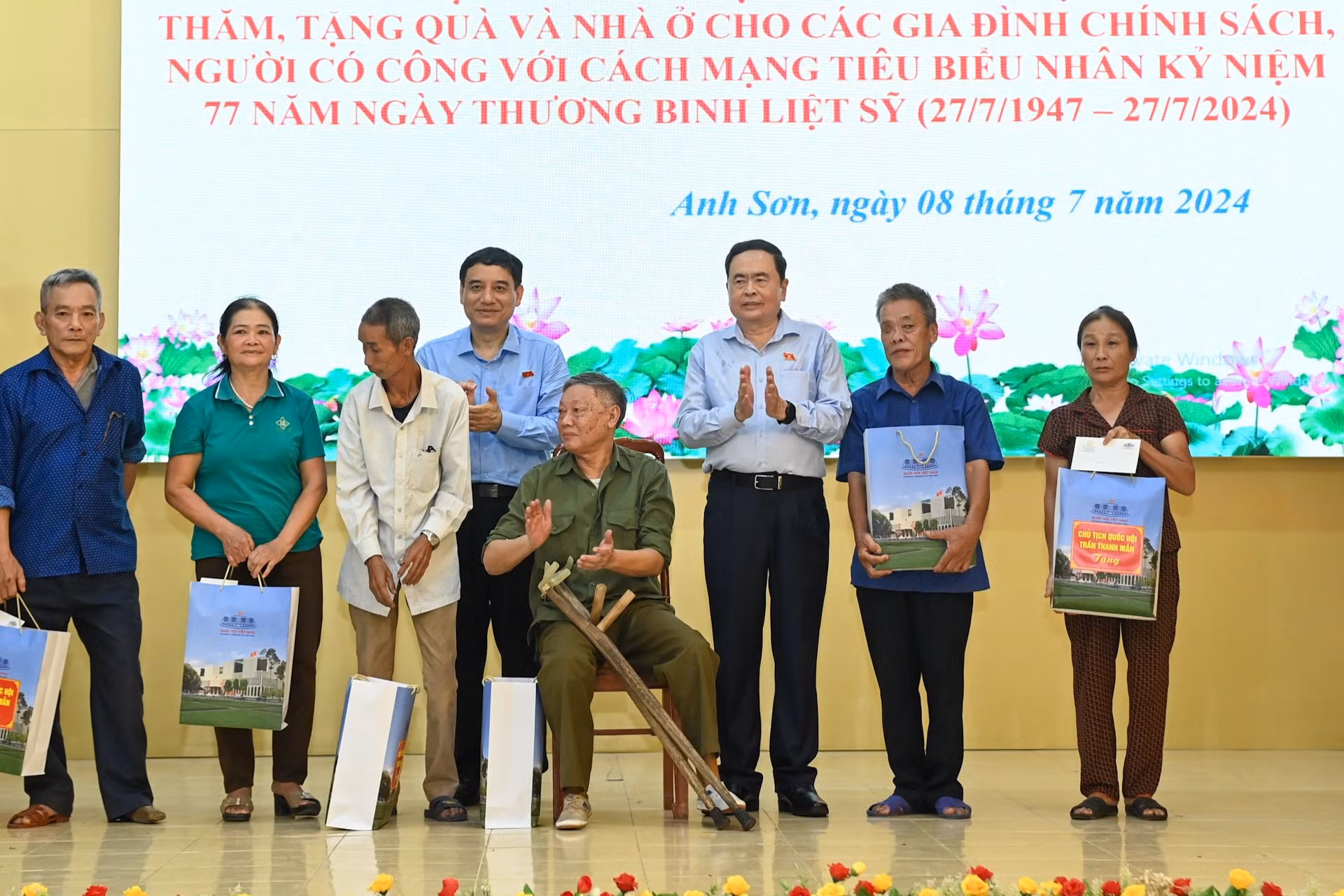 Chủ tịch Quốc hội Trần Thanh Mẫn và Chủ nhiệm Ủy ban Văn hóa, Giáo dục Nguyễn Đắc Vinh tặng quà cho các gia đình chính sách, người có công với cách mạng tiêu biểu. Chủ tịch Quốc hội Trần Thanh Mẫn và Chủ nhiệm Ủy ban Văn hóa, Giáo dục Nguyễn Đắc Vinh tặng quà cho các gia đình chính sách, người có công với cách mạng tiêu biểu.