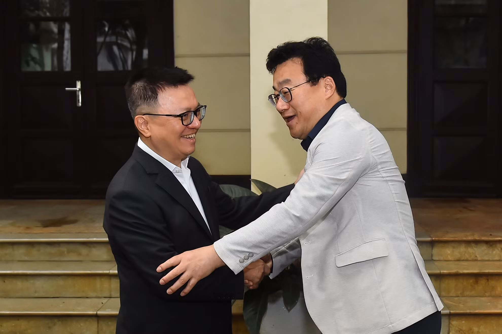 Tổng Biên tập Báo Nhân Dân Lê Quốc Minh đón ông Park Jong Hyun, Chủ tịch Hội Nhà báo Hàn Quốc tại Trụ sở Bộ Biên tập Báo Nhân Dân.